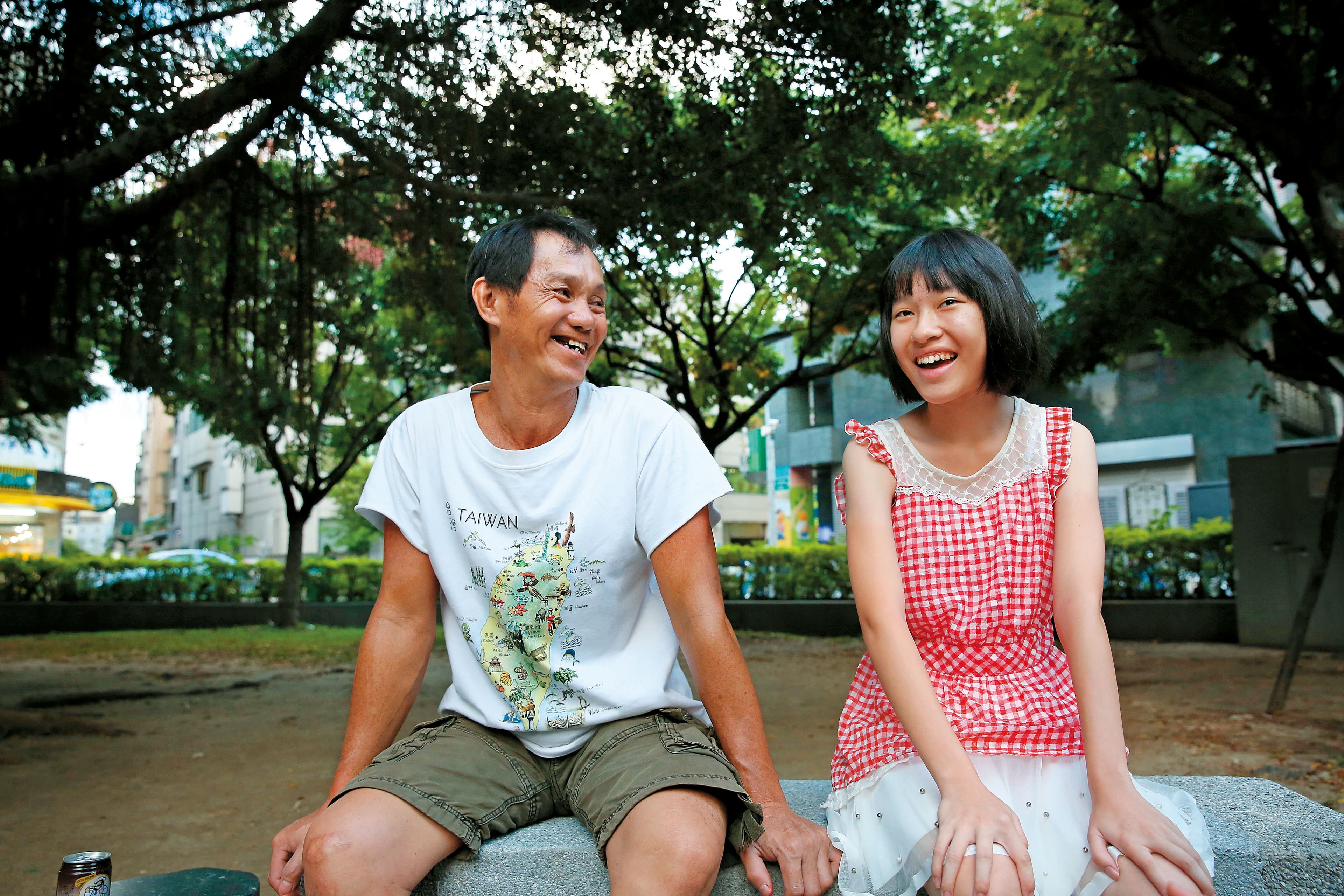 柔柔（右）剛下課，晚餐前和阿財到附近公園聊天。