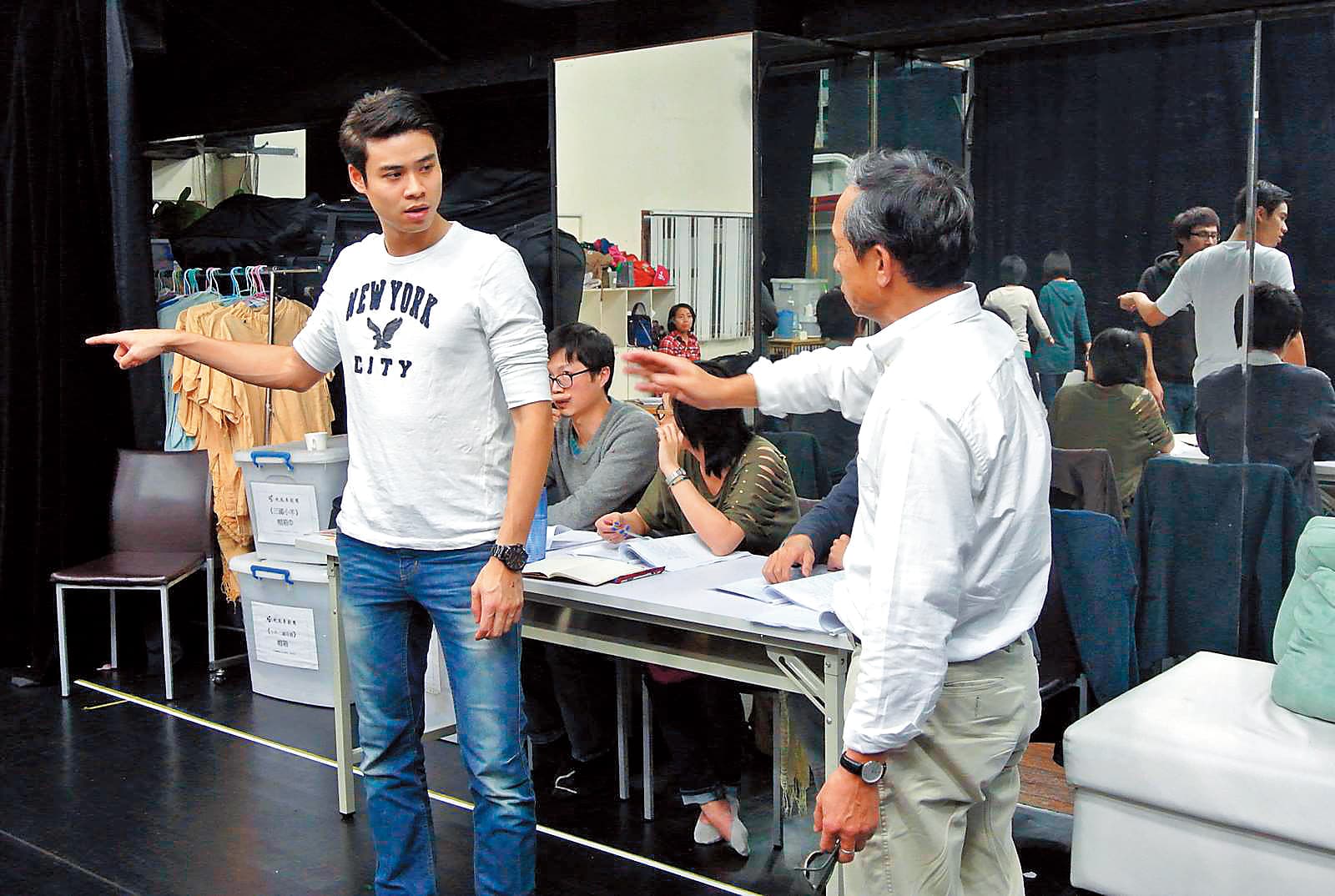 吳念真（右）提拔吳定謙不遺餘力，最近吳定謙常演出舞台劇。