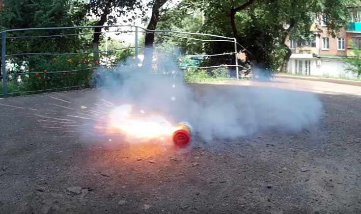 即使是簡易式爆裂物，爆炸威力也很驚人。（圖：翻攝自YouTube）