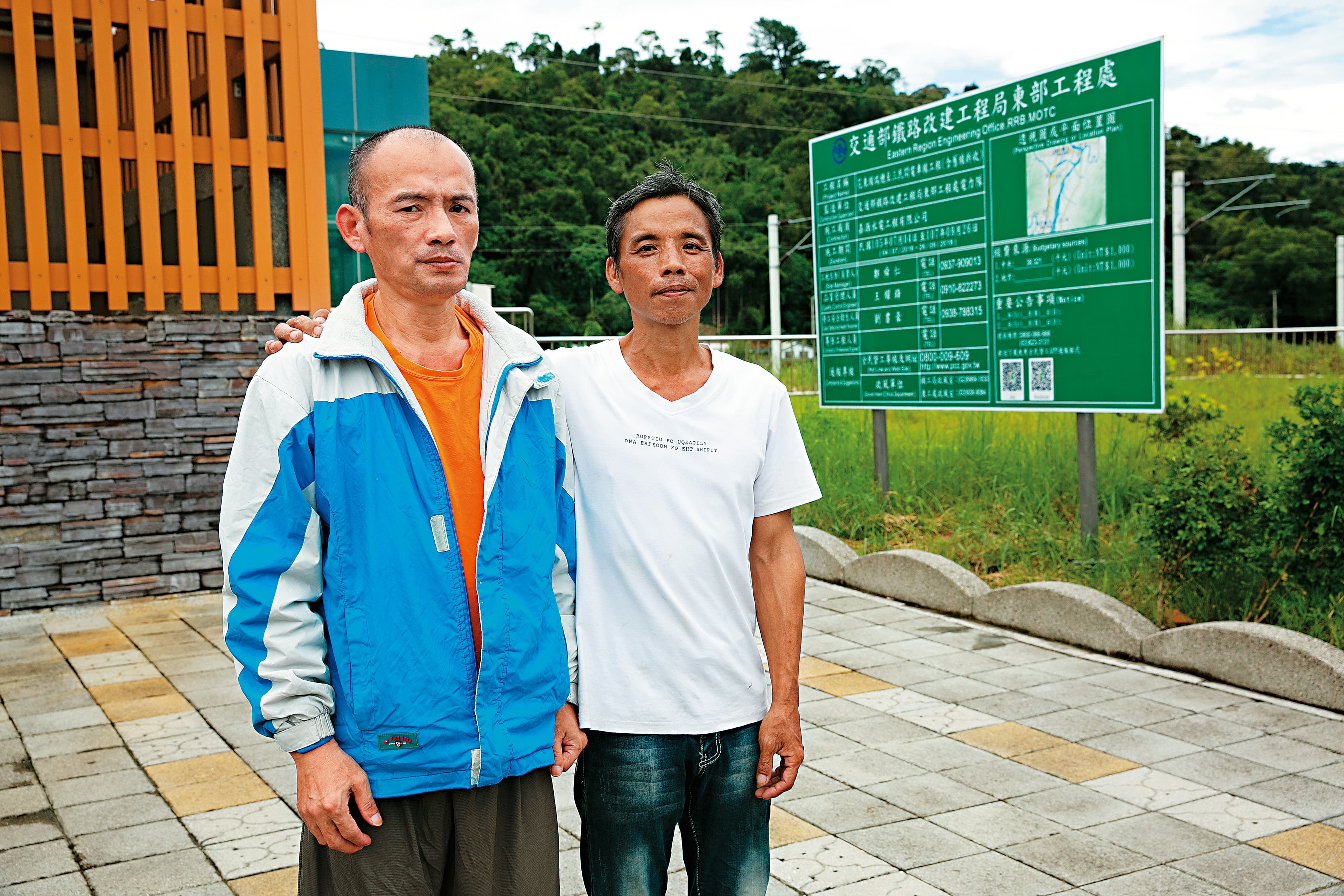 李世憲（右）和哥哥阿德（左）同時罹患潛水夫症，家庭陷入困頓。