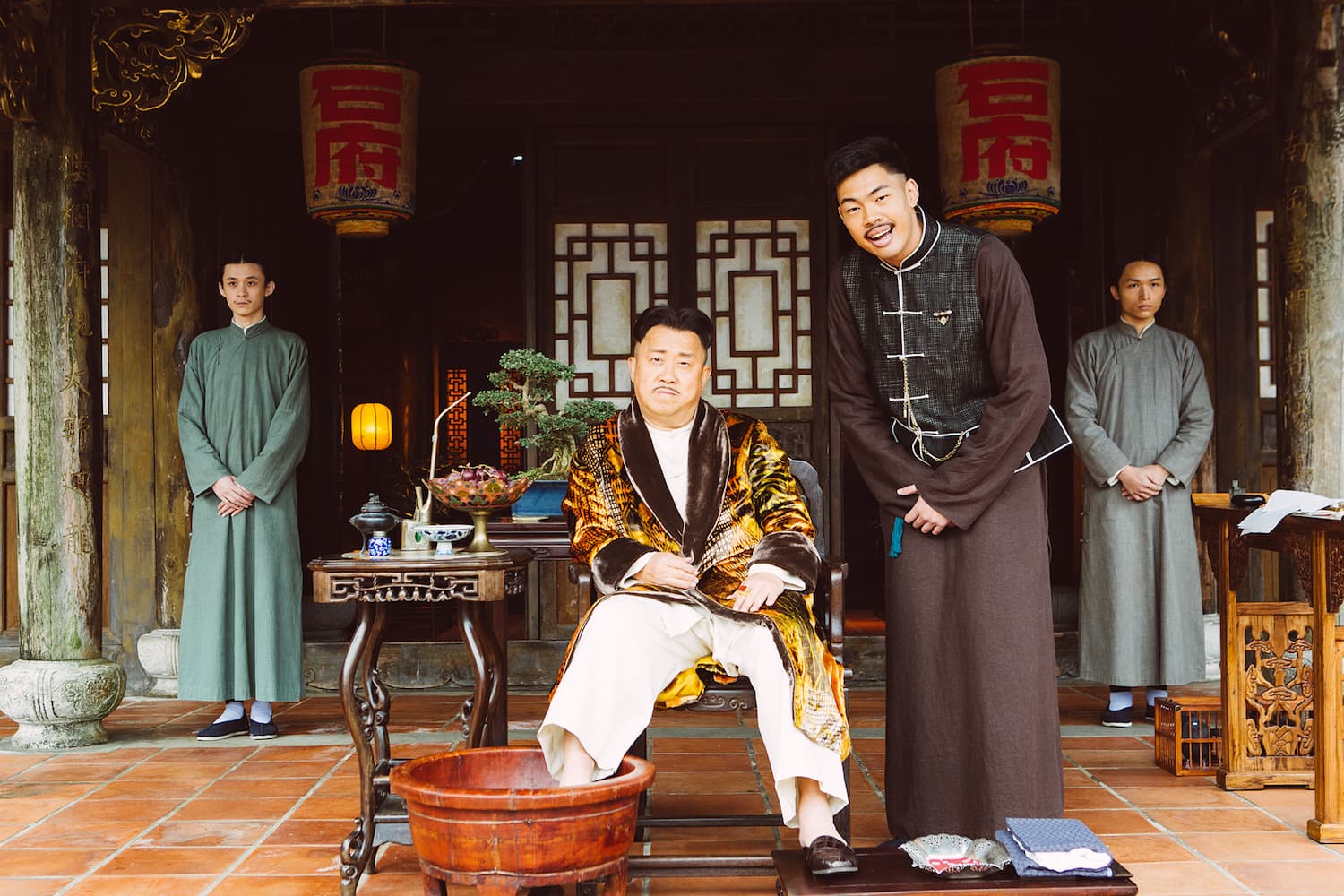 曾志偉很愛身上金光閃閃的服裝，最後監製大方送給了他。