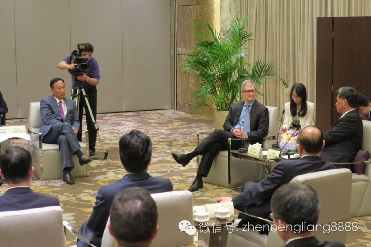 郭台銘運用自己的中國官方人脈，協助庫克打通關係，只要庫克有官方拜會行程，都可見到郭台銘身影。