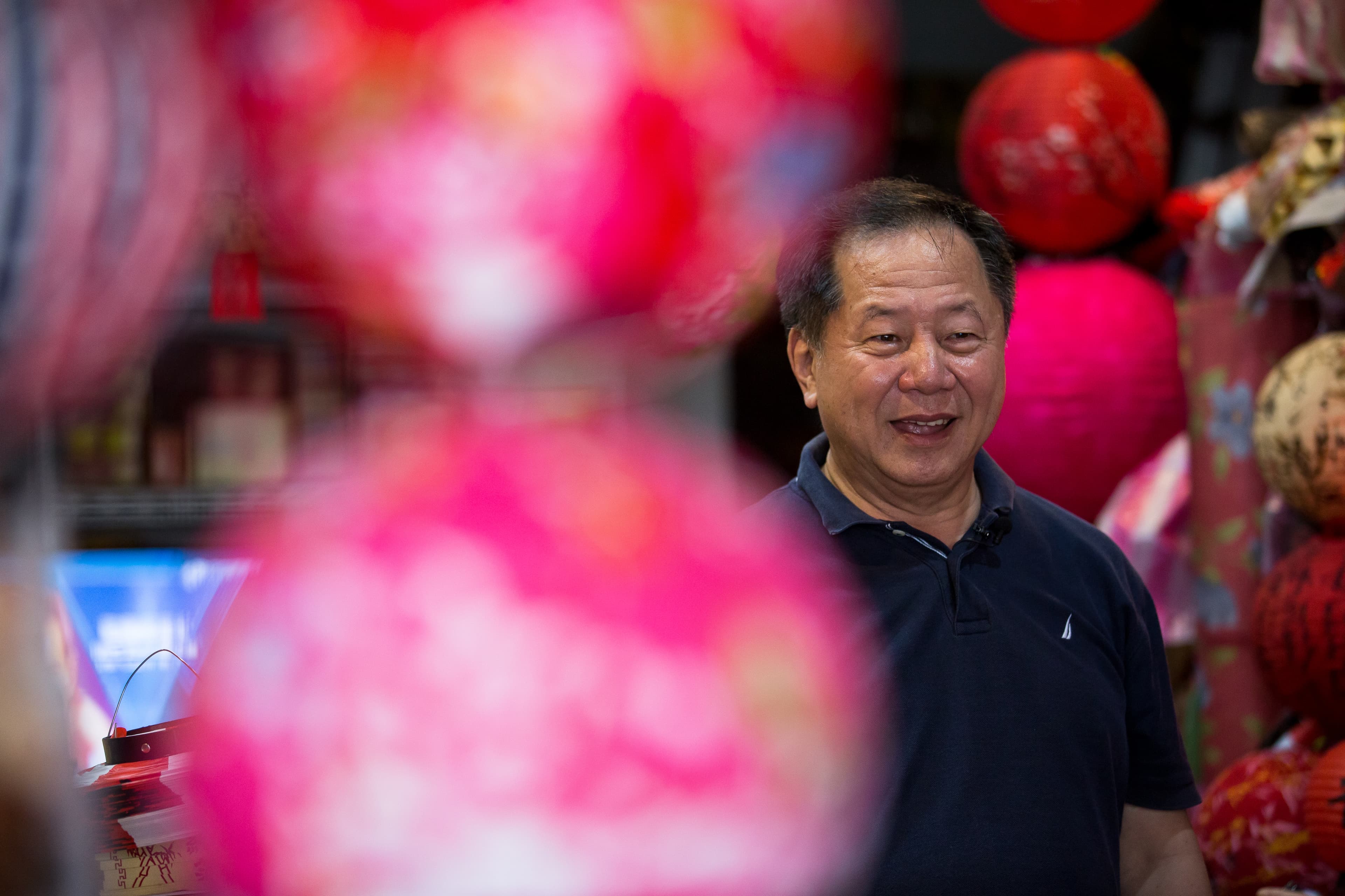 薇閣會用傳統燈籠布置校園，都是李傳洪請人到迪化街百年老店手工燈籠店採買。