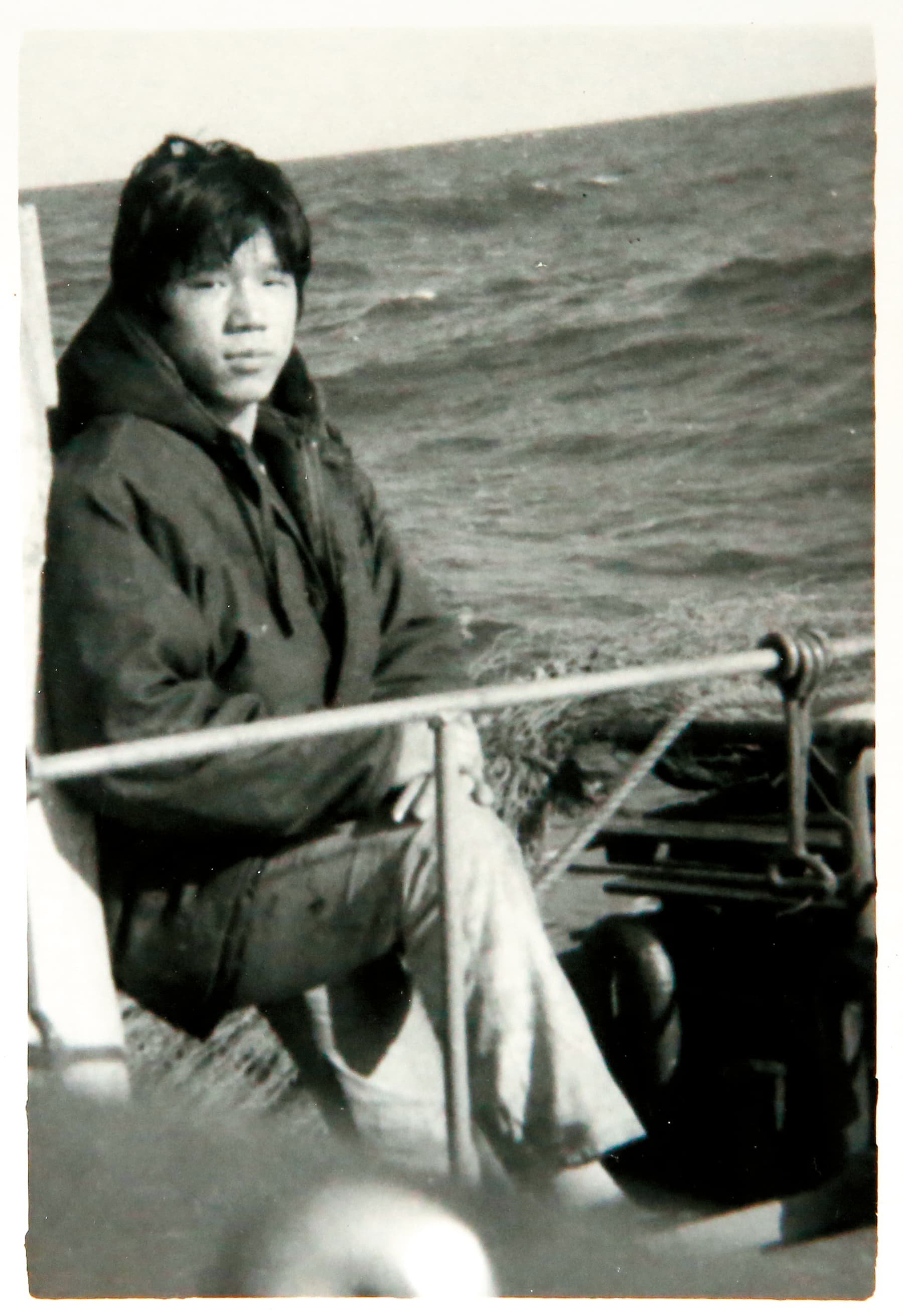 沈瑞章18歲開始跑船，20多歲時在船上留影。（沈瑞章提供）