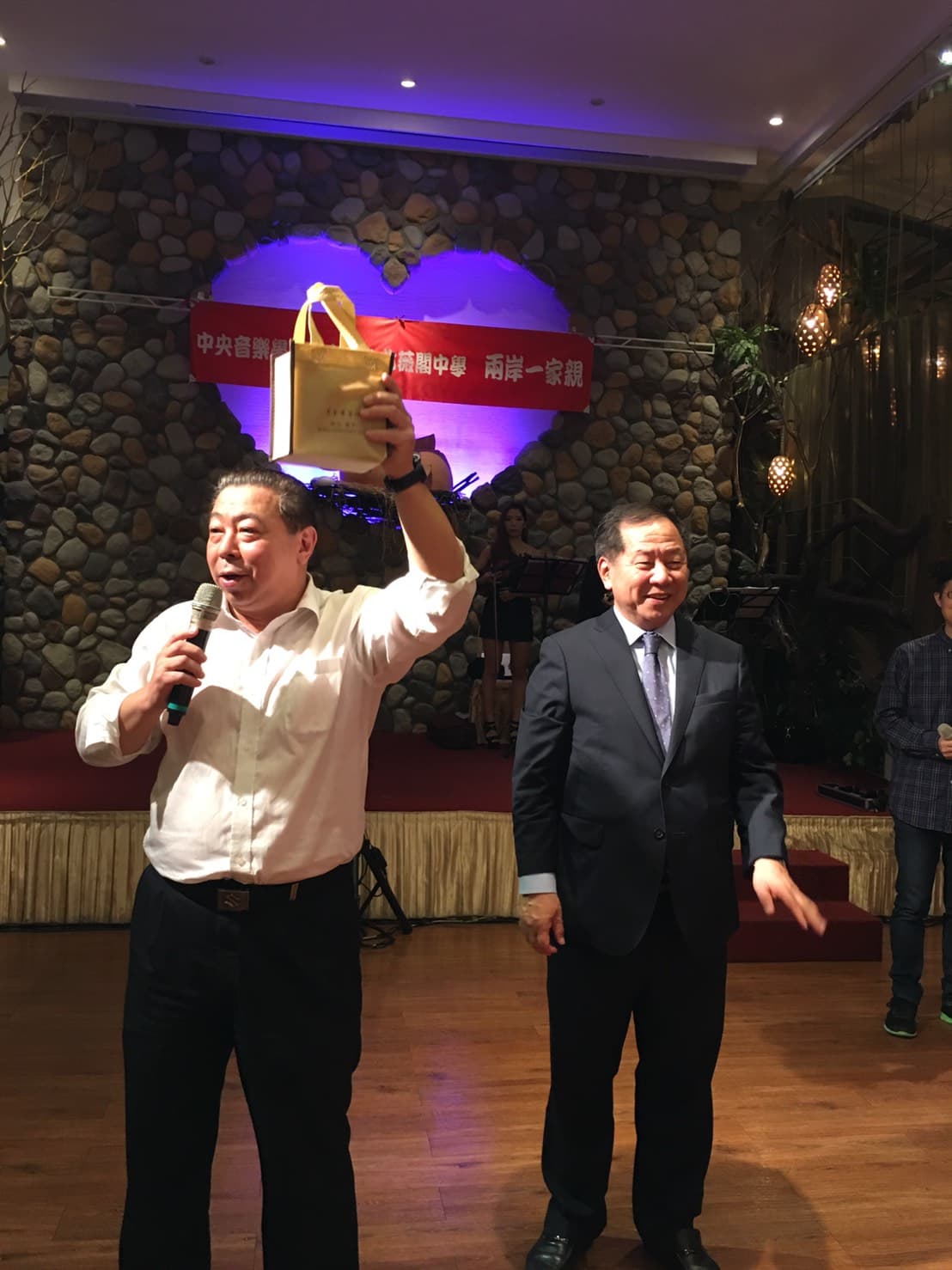 李傳洪（右）與前大陸海協會副會長王小兵（左）是舊識，2014年，王小兵翻閱公文時意外發現船員被持事件，找上李傳洪金援。（李傳洪提供）