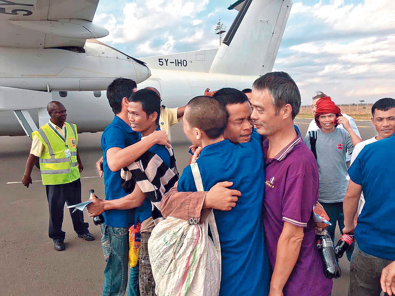 船員經歷生死交關，在獲釋平安抵達機場時，都相互擁抱喜極而泣。（家屬友人提供）