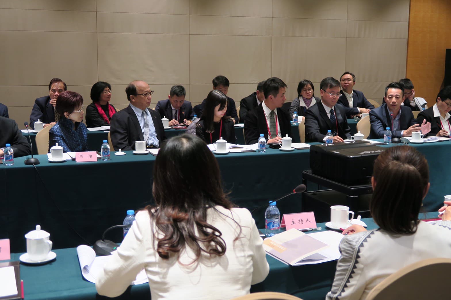 洪秀柱在青年組論壇時都未發言，離席時轉頭交待汪小菲做兩岸一家親典範。