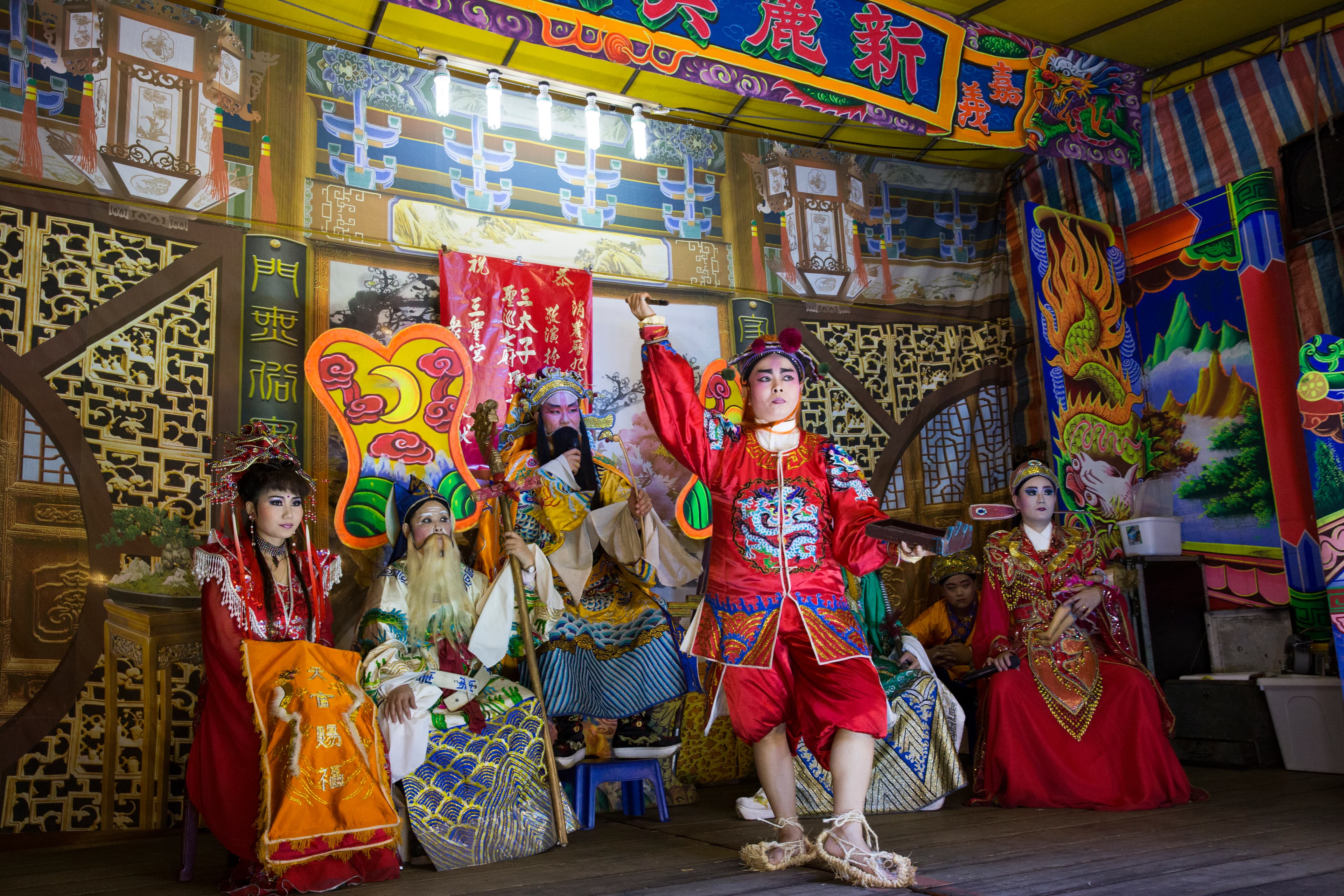張芳遠（左三）是「新麗美劇團」團長，大小雜務忙得團團轉，已經很少獨挑大樑演戲了，這天難得與老婆阮安妮（左一）共同登台演出。