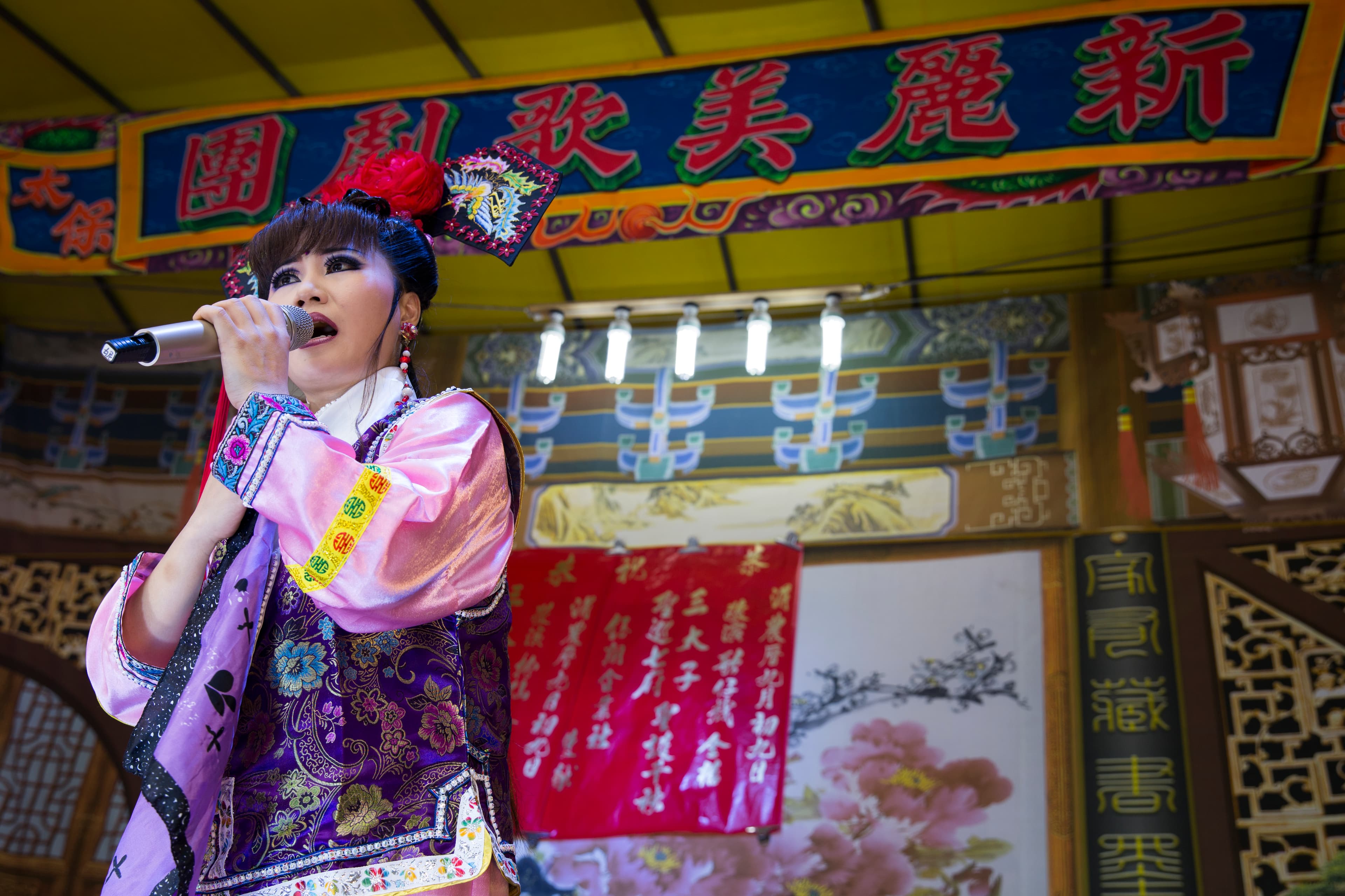 從馬戲團輾轉到歌仔戲班，阮安妮花費不少苦心，登台表演十年，詮釋上百齣戲的角色，讓她體會很多，儘管人生崁站不斷，也漸漸學著看開。