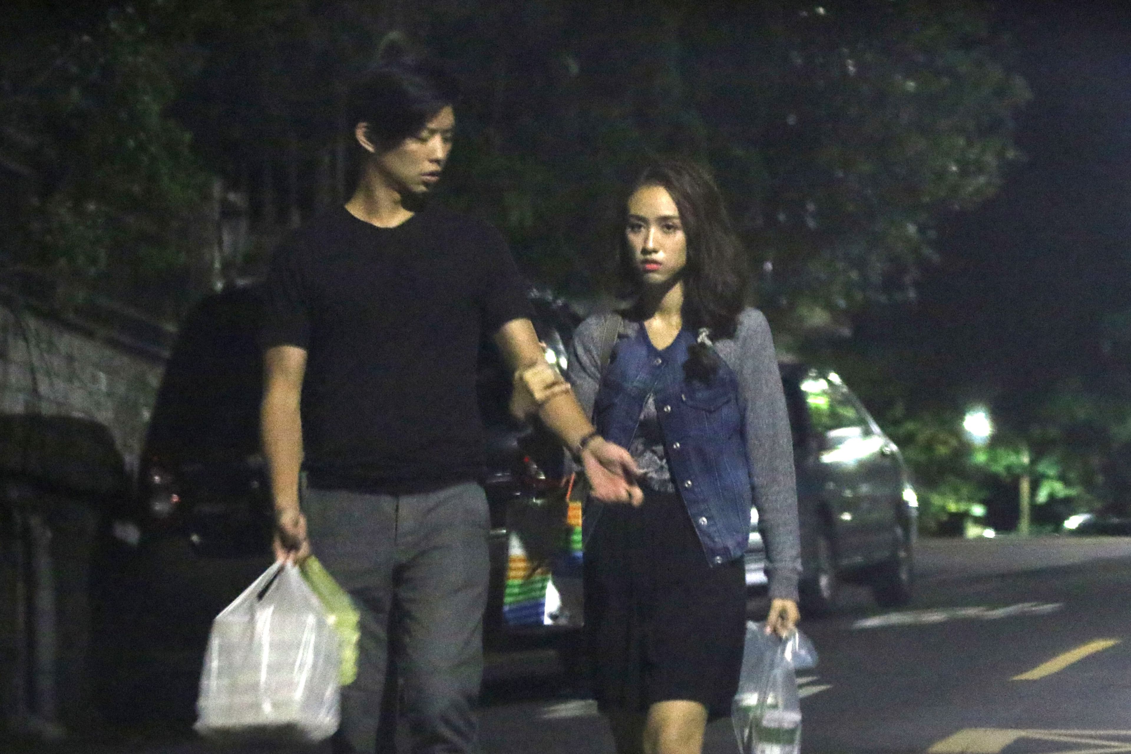 吳姍儒之前被本刊拍到與一帥氣男勾手，男生還體貼幫她提著大包小包。（攝影／攝影組）