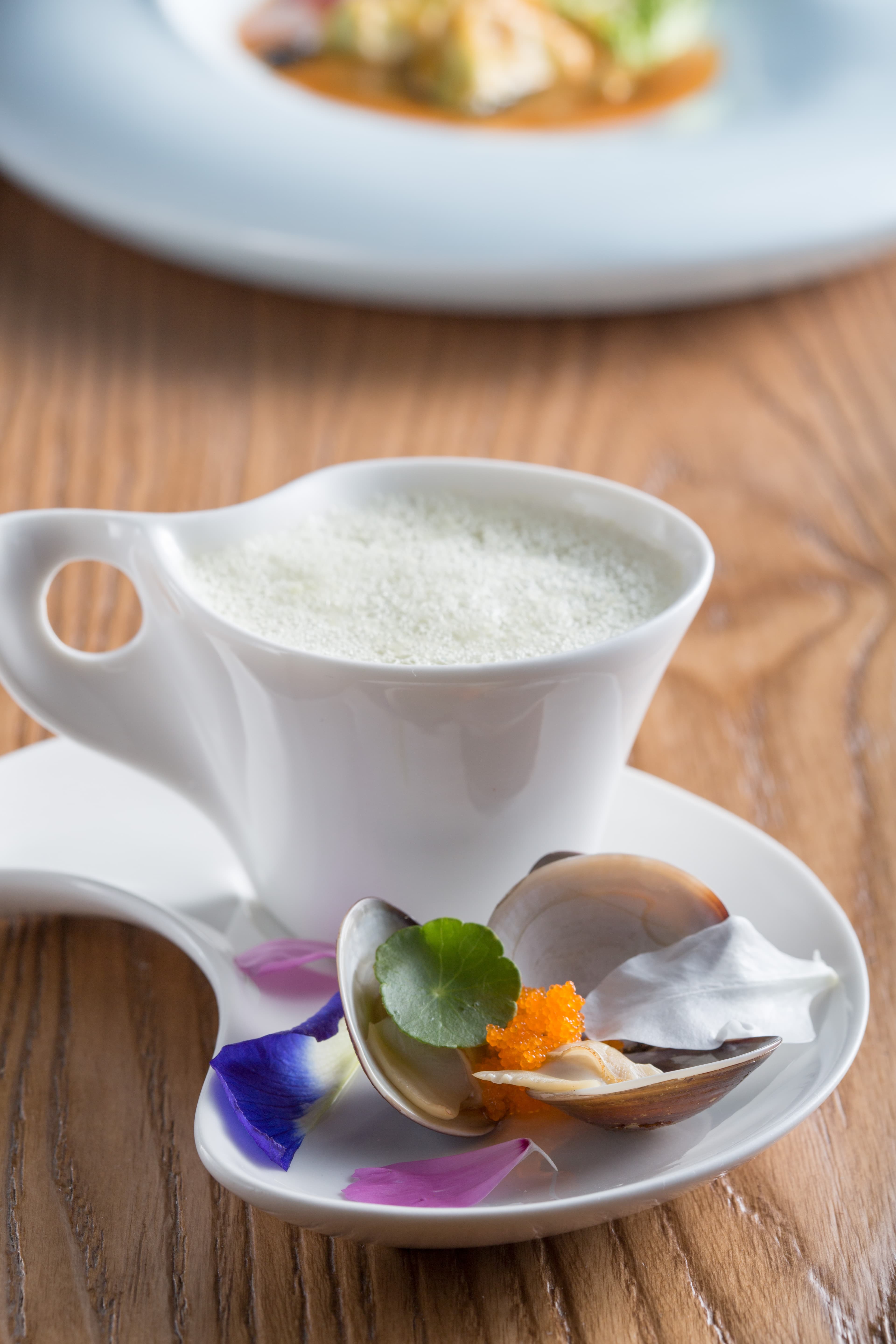 「蜆，薑，絲瓜」由蜆精和絲瓜湯混合的湯品，有熟悉的味道，體現中菜西作的概念。（假日晚餐菜色）