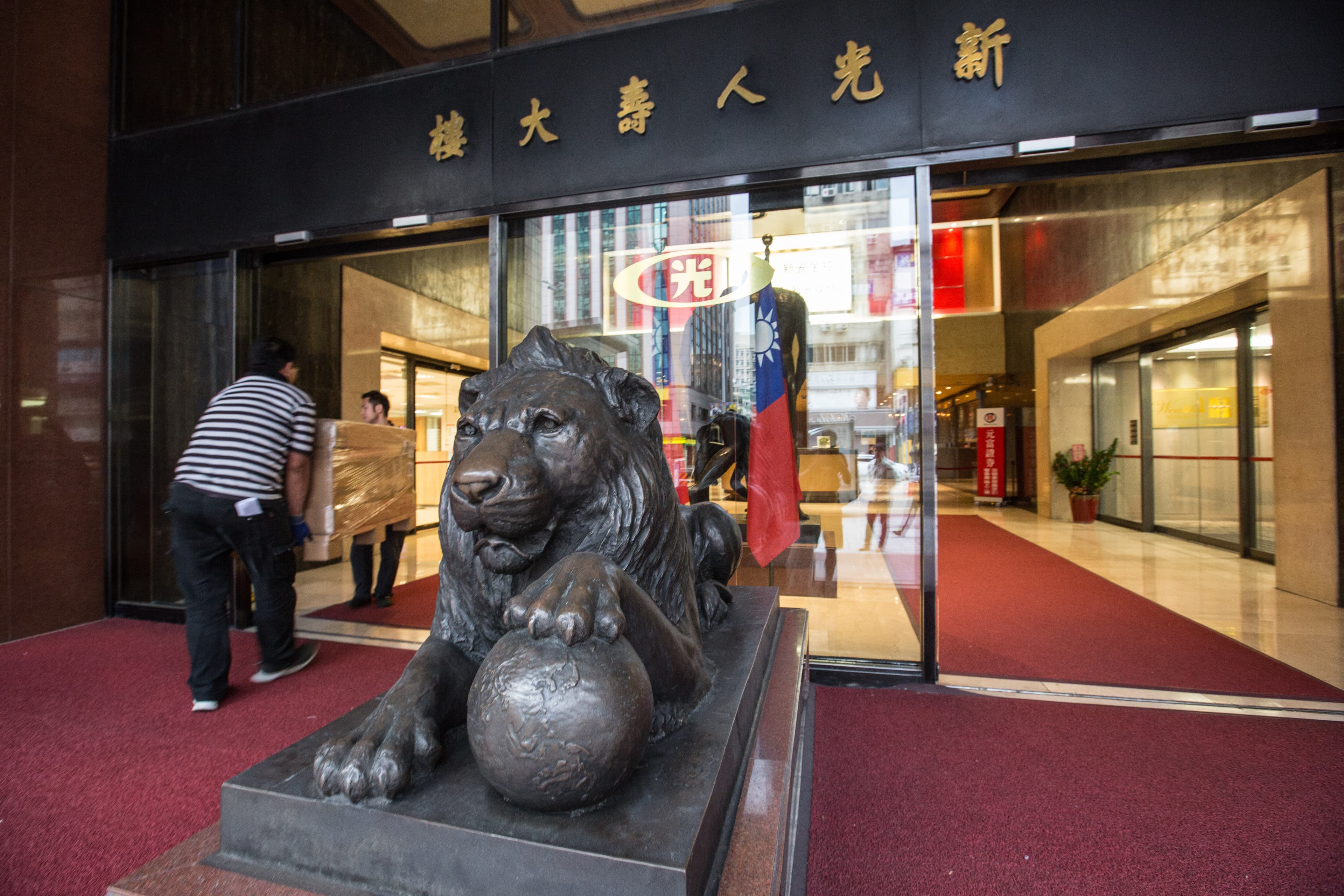 新光集團向來由家族投資公司持股，重要家族公司新勝、台灣新光實業都位在被吳家視為「起家厝」的新光人壽大樓。（陳宗怡攝影）
