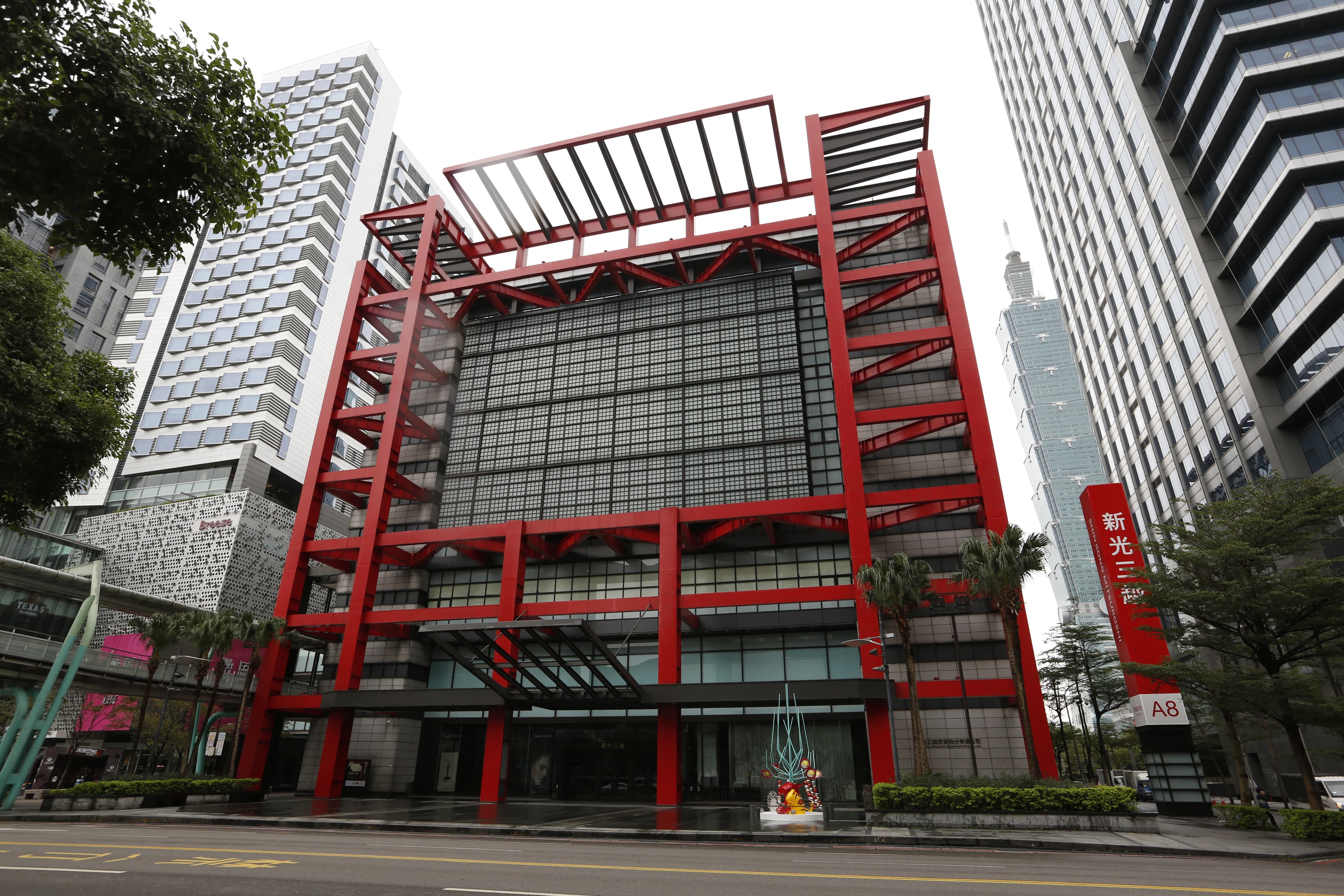 新光金旗下新壽苦於績效不佳，去年出售手中金雞母新光三越A8館土地。（攝影：楊彩成）