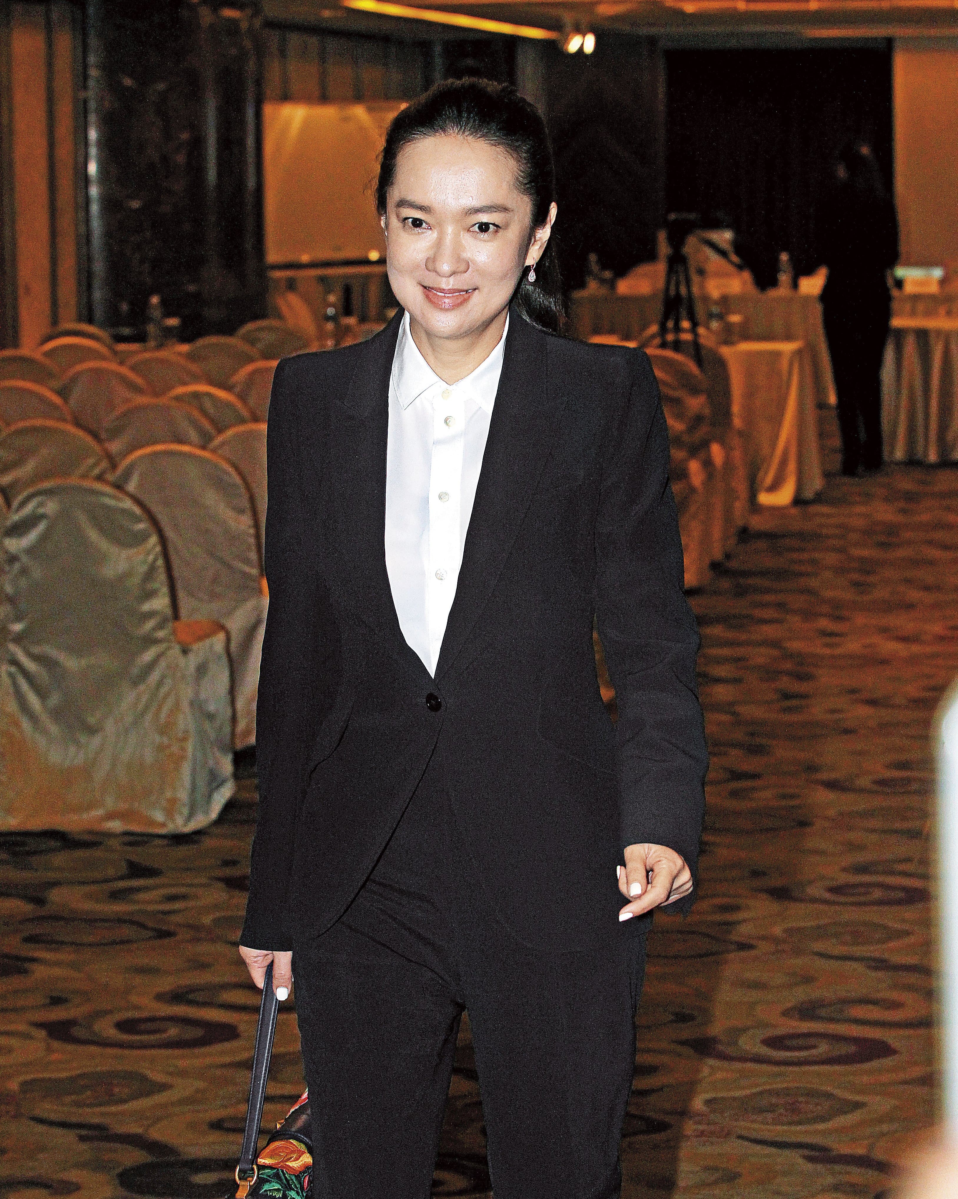 蔡辰洋遺孀賴英里不僅是長笛美女，目前還擔任寒舍集團董事長，一肩扛起飯店經營的重責。