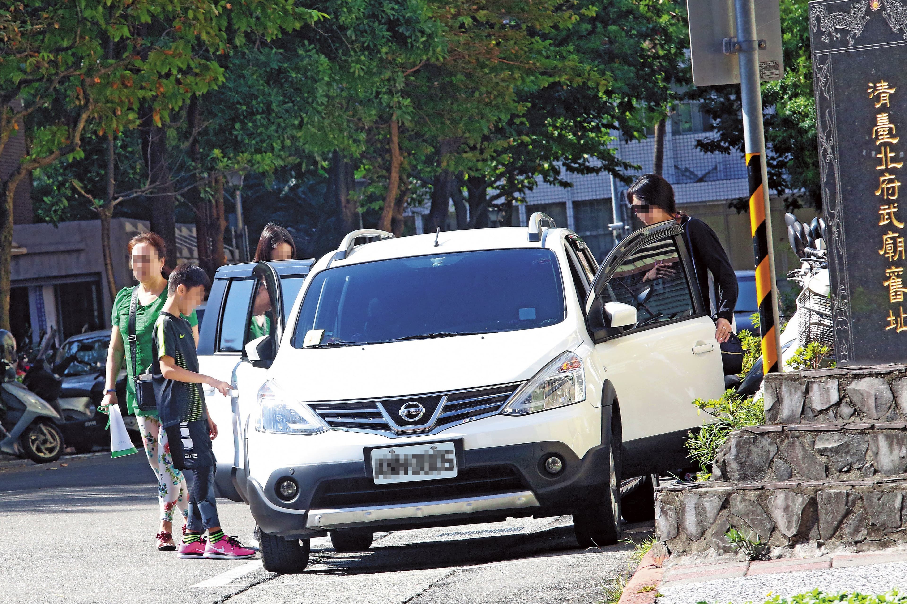 李男遺孀指控黃閔暄與丈夫往來不尋 常，並涉侵占重機及賓士車，已提出告訴。