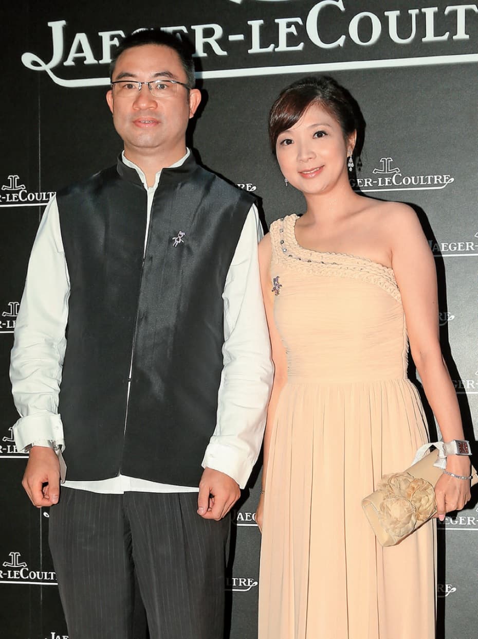  蔡伯府（左）與黃閔暄（右）婚後育有1子，2人經常出席公益活動及時尚展覽，幸福洋溢。（聯合知識庫）