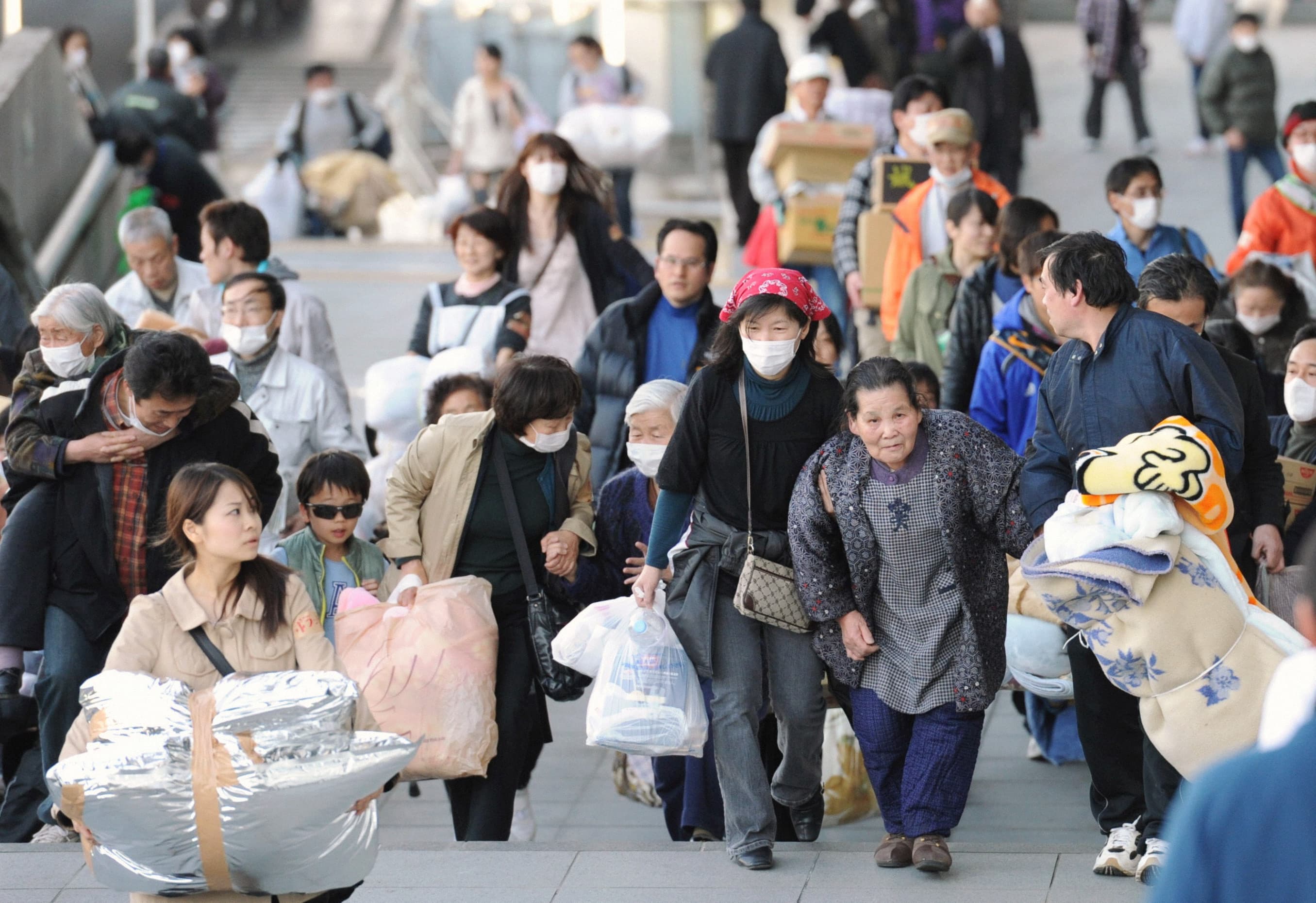 2011年3月19日，從福島撤離的災民來到東京埼玉新都心的大型體育館避難。（東方IC）