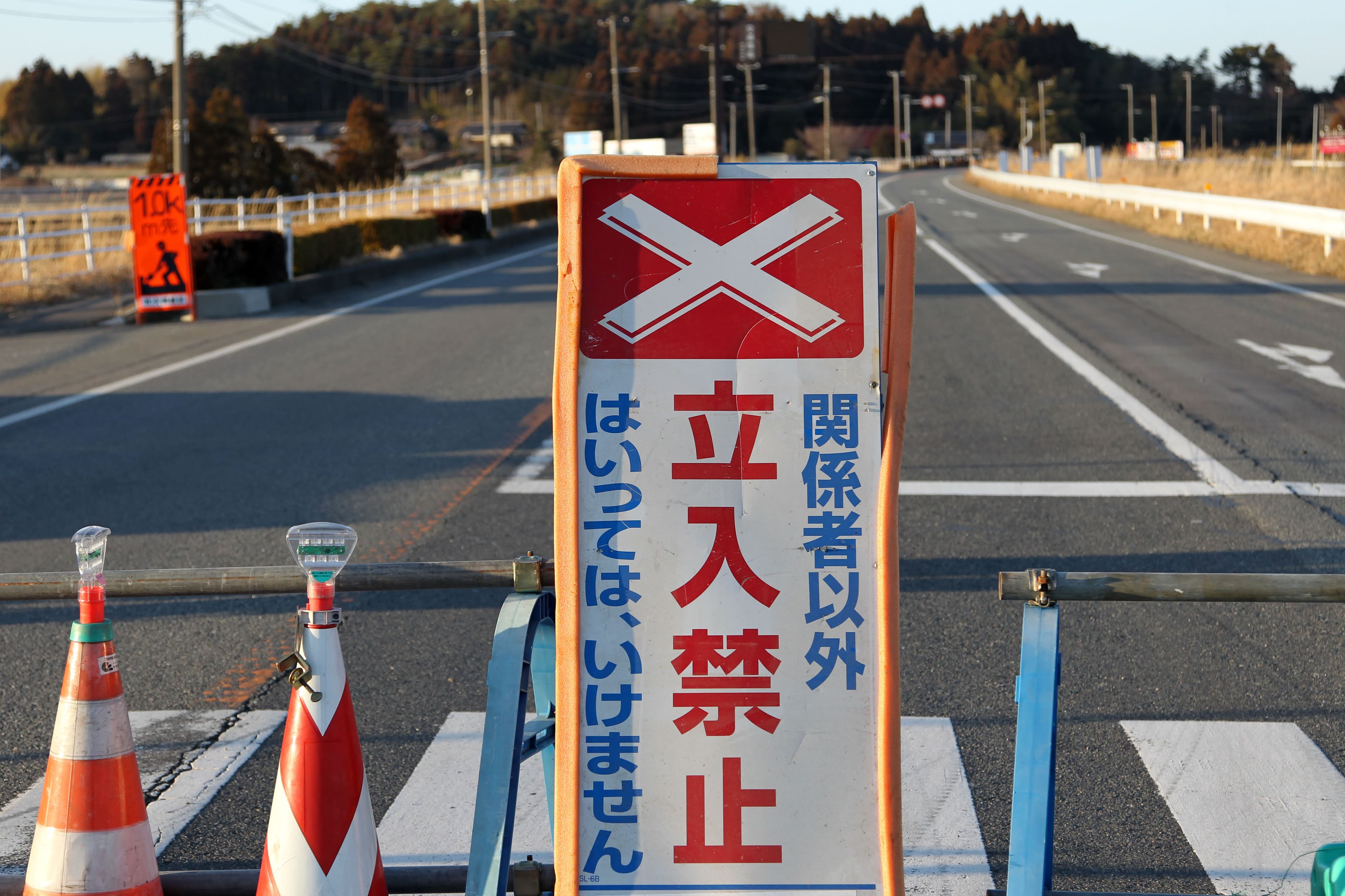 2011年3月11日，福島縣距離核電廠10公里遠的一條馬路因輻射外洩封閉。（東方IC）