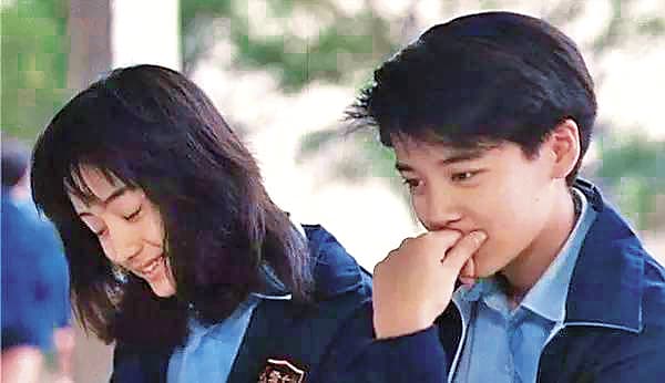 陸元琪（右）於1990年與陳德容（左）合演《國中女生》走紅，婚後息影專心相夫教子。（翻攝自網路）