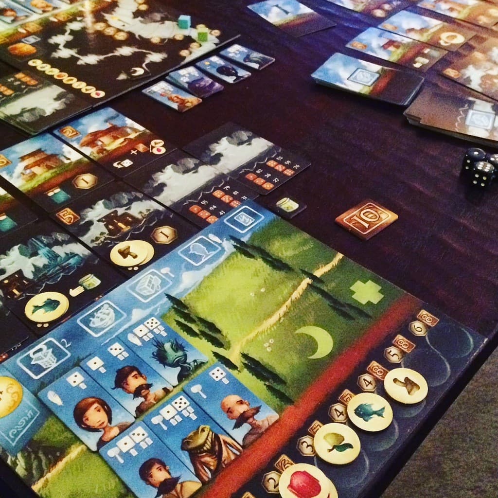 村落版圖的最下方，就是放置資源的「發展軌」。（圖片來源：BGG）