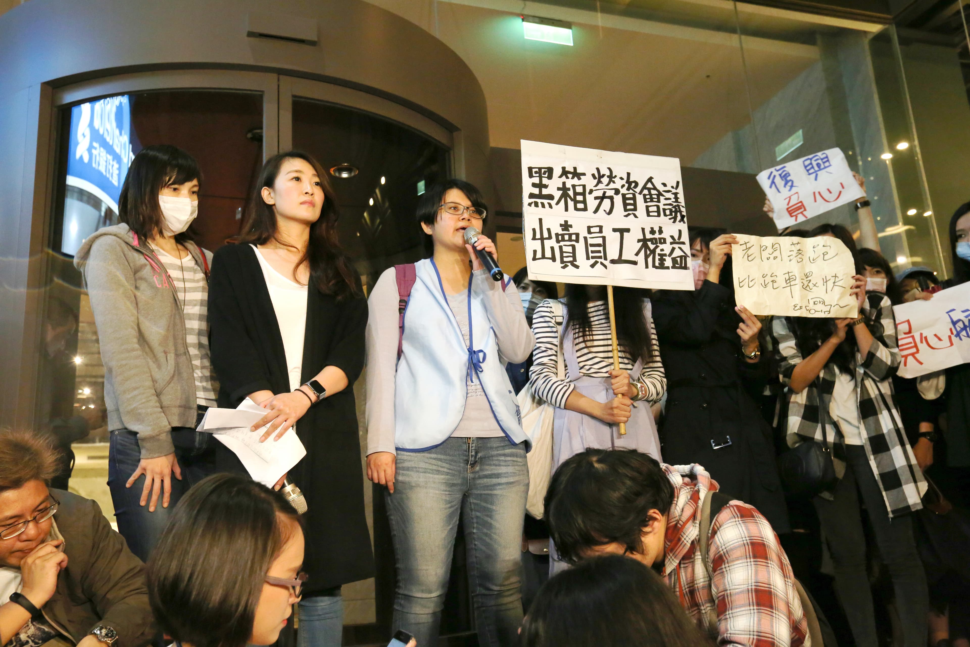 今年航空業紛擾不斷，林佳瑋都會介入協調或帶領勞方抗爭，因此有人質疑桃園市空服員產業工會的角色，林佳瑋說，他們只是提供協助的顧問，一切決定都由勞工作主。