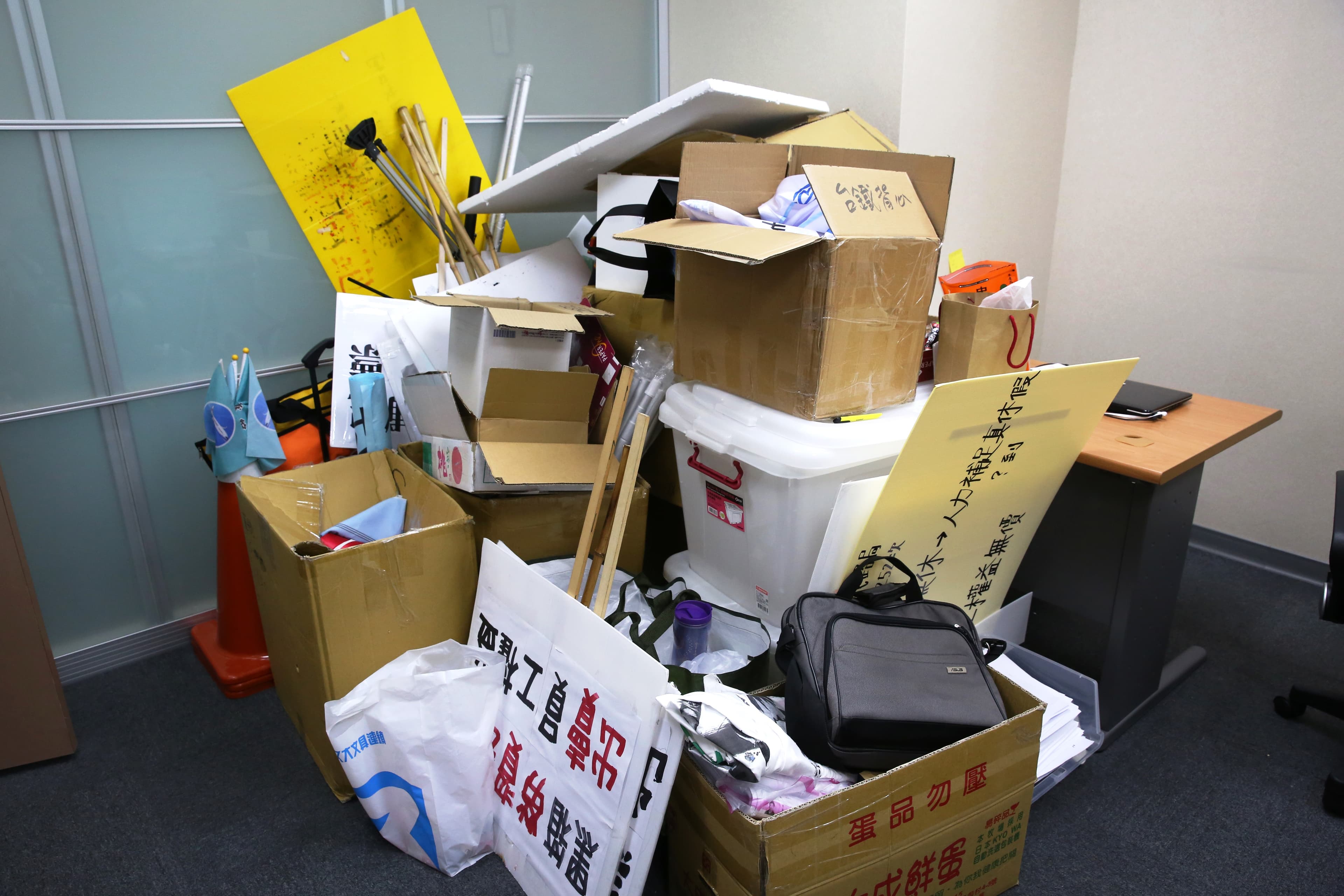 桃園市空服員職業工會原本在桃園，九月才在松山機場附近的辦公大樓租了個大約五坪的小隔間當辦公室，裡面堆滿各種抗議標語與道具。