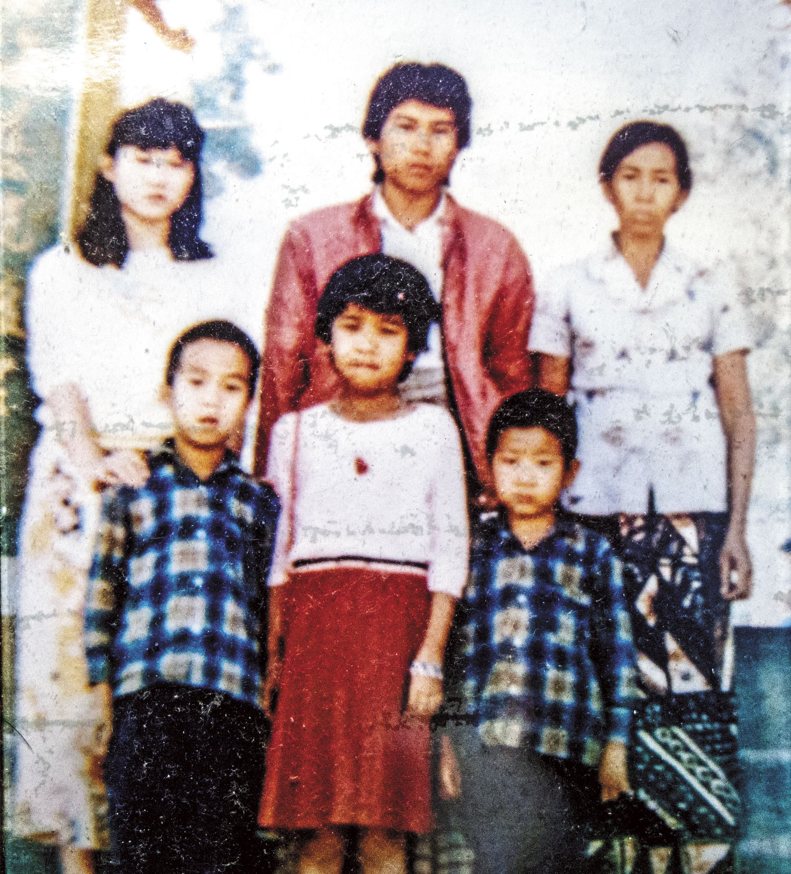 一家人因偷渡打工、異鄉求學而四散各地（上左至右：大姊、大哥、媽媽；下左至右：二哥、二姊、趙德胤）。（趙德胤提供）