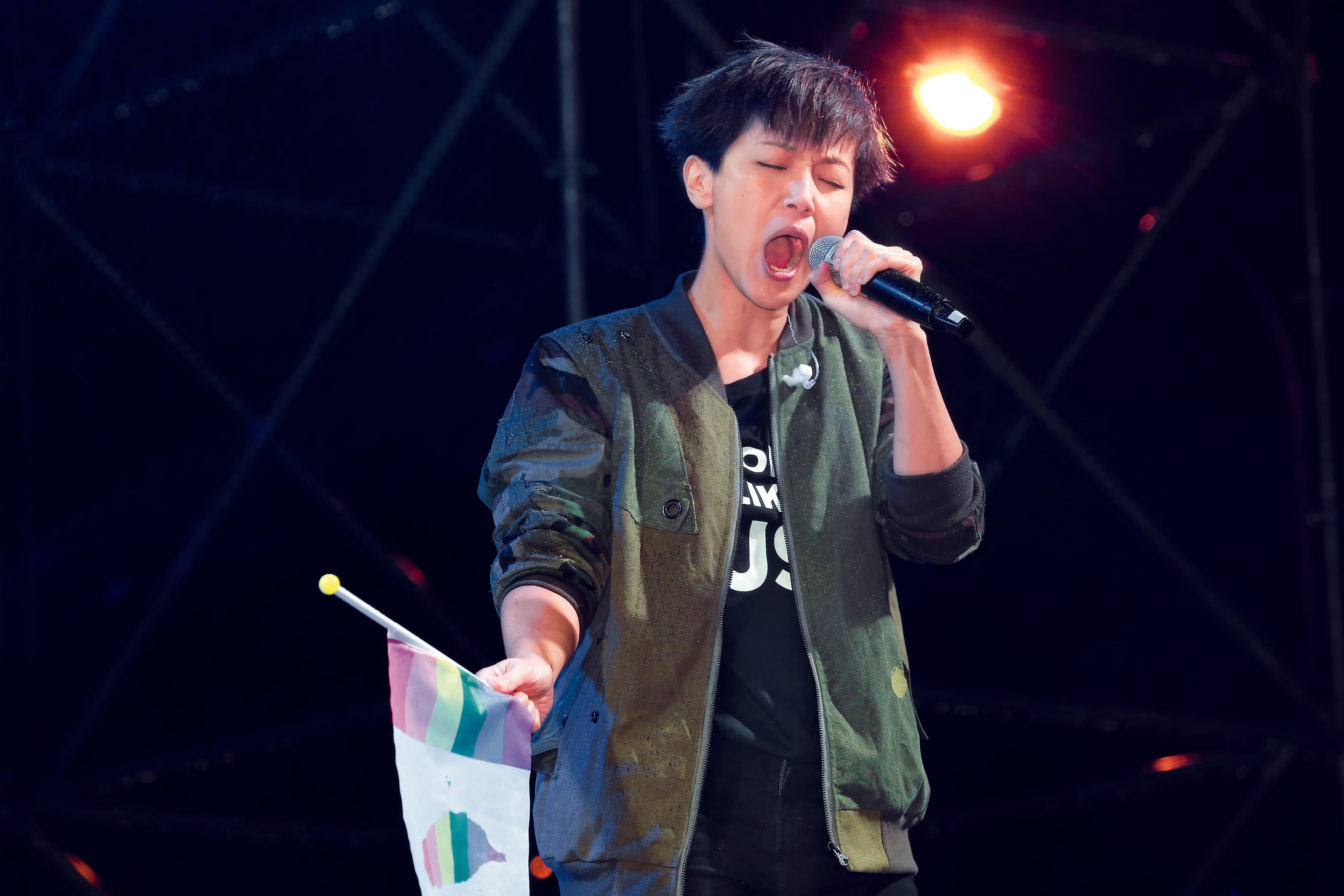 何韻詩專程搭機來台挺 婚姻平權，一曲〈勞斯萊 斯〉唱得全情投入。活 動結束立刻直奔機場返港，對台灣有情有義。