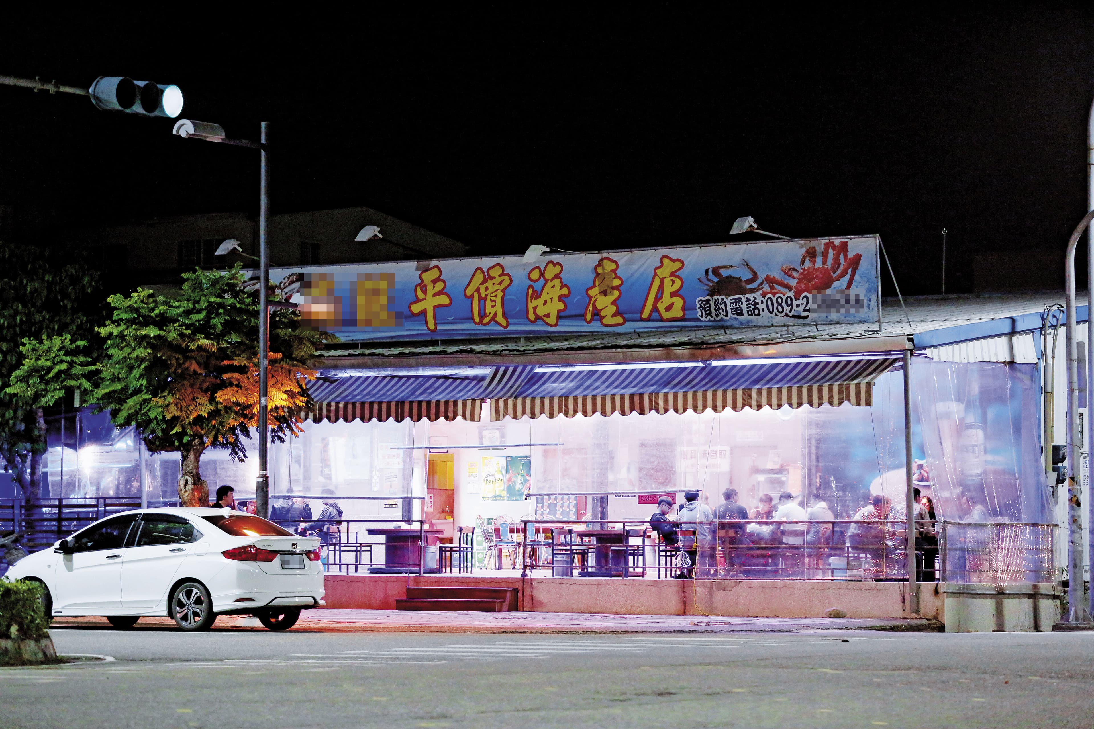 郭家在台東的海產店生意興隆，郭女畢業後也曾在店內幫忙，不少客人都知道店家有位漂亮女兒。