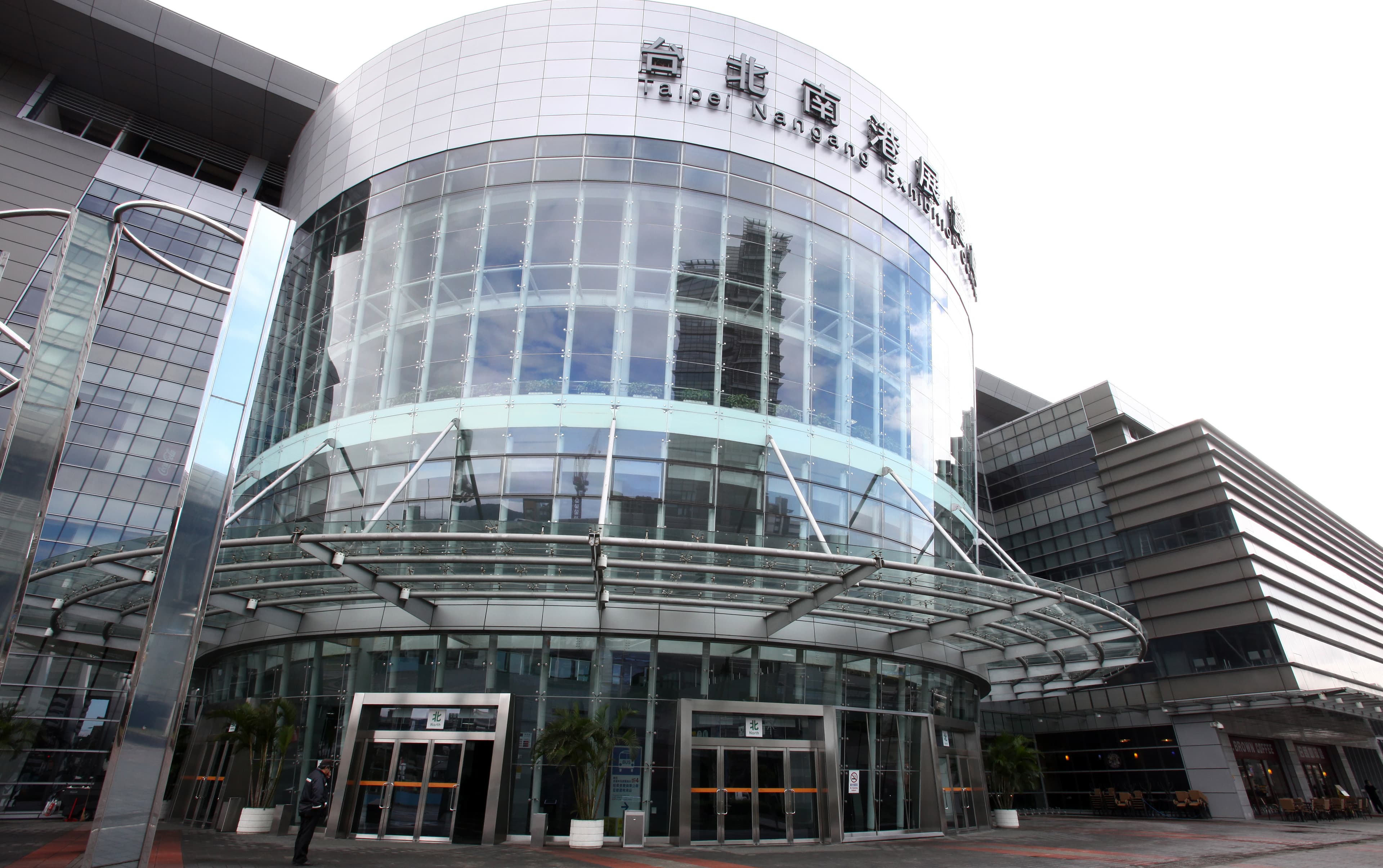 農曆年將至，南港展覽館又成企業舉辦尾牙的熱門地點。