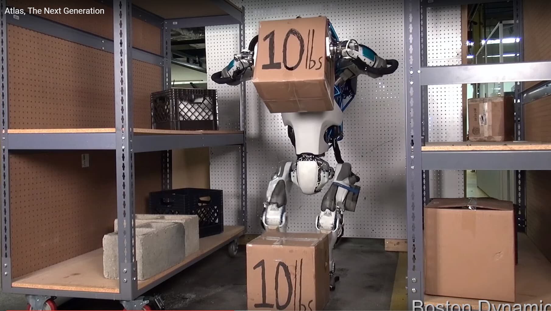谷歌旗下的波士頓動力學公司(Boston Dynamics)研發的機器人Atlas可輕鬆拿起重物到貨架上。（畫面取自東方IC）