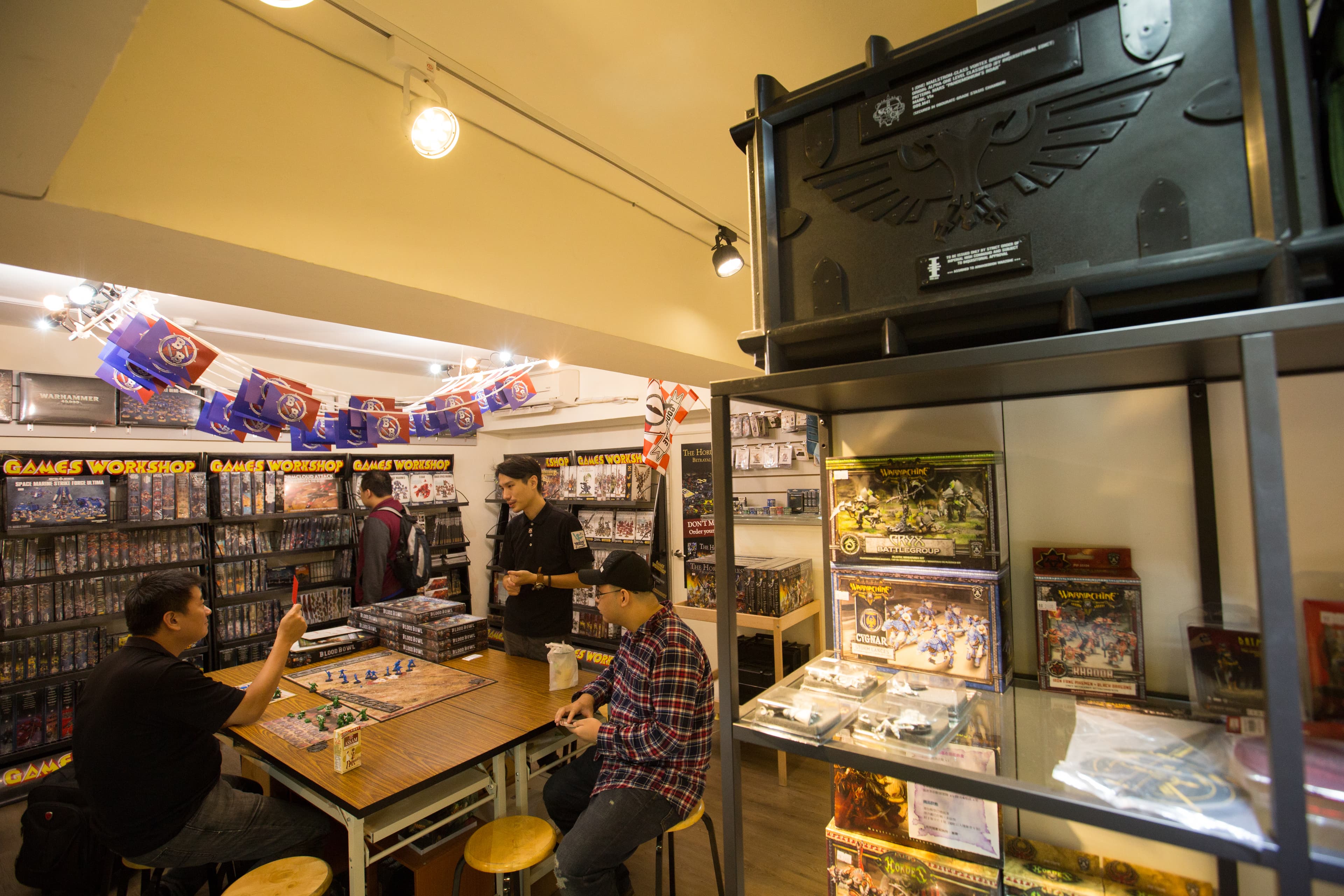 店內十分寬敞舒適，正適合玩家們慢慢思索戰略。