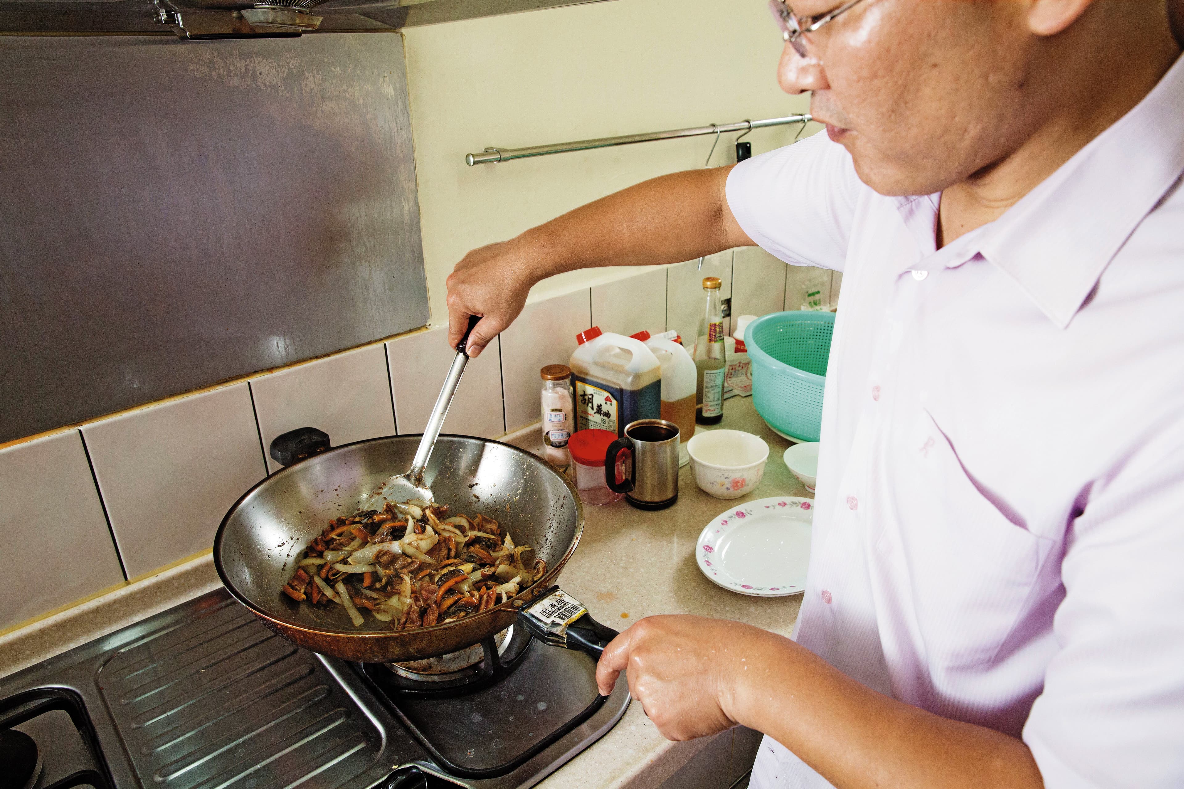 怕小孩經常外食危害健康，鄭智文有空便下廚，他動作快廚藝佳，這道炒鱔魚不輸台南名店。