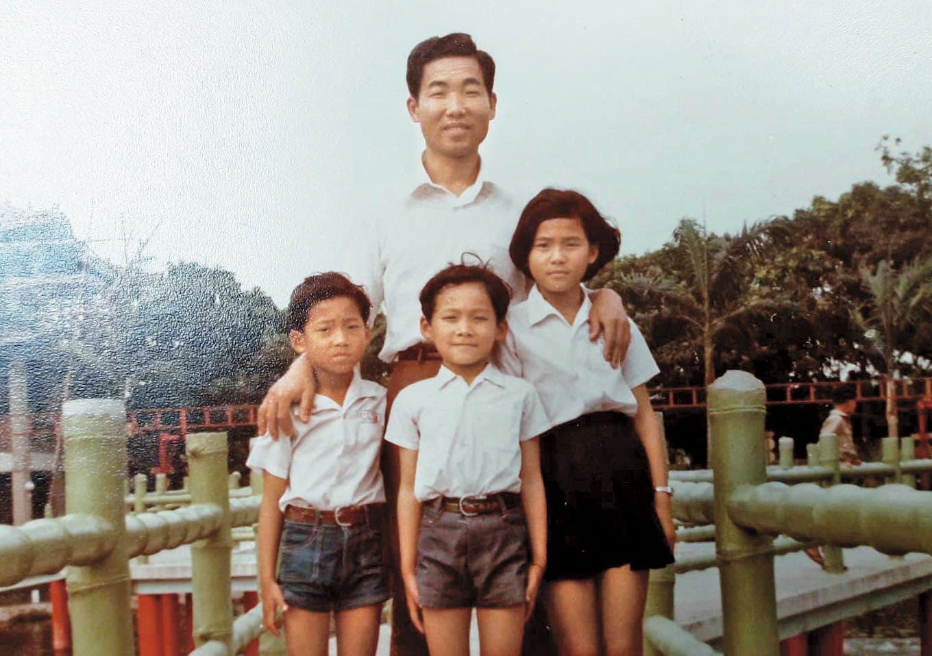 父親與哥哥、姊姊。鄭智文笑說，大頭者（中）便是他，他從小長得比哥哥高胖。（鄭智文提供）