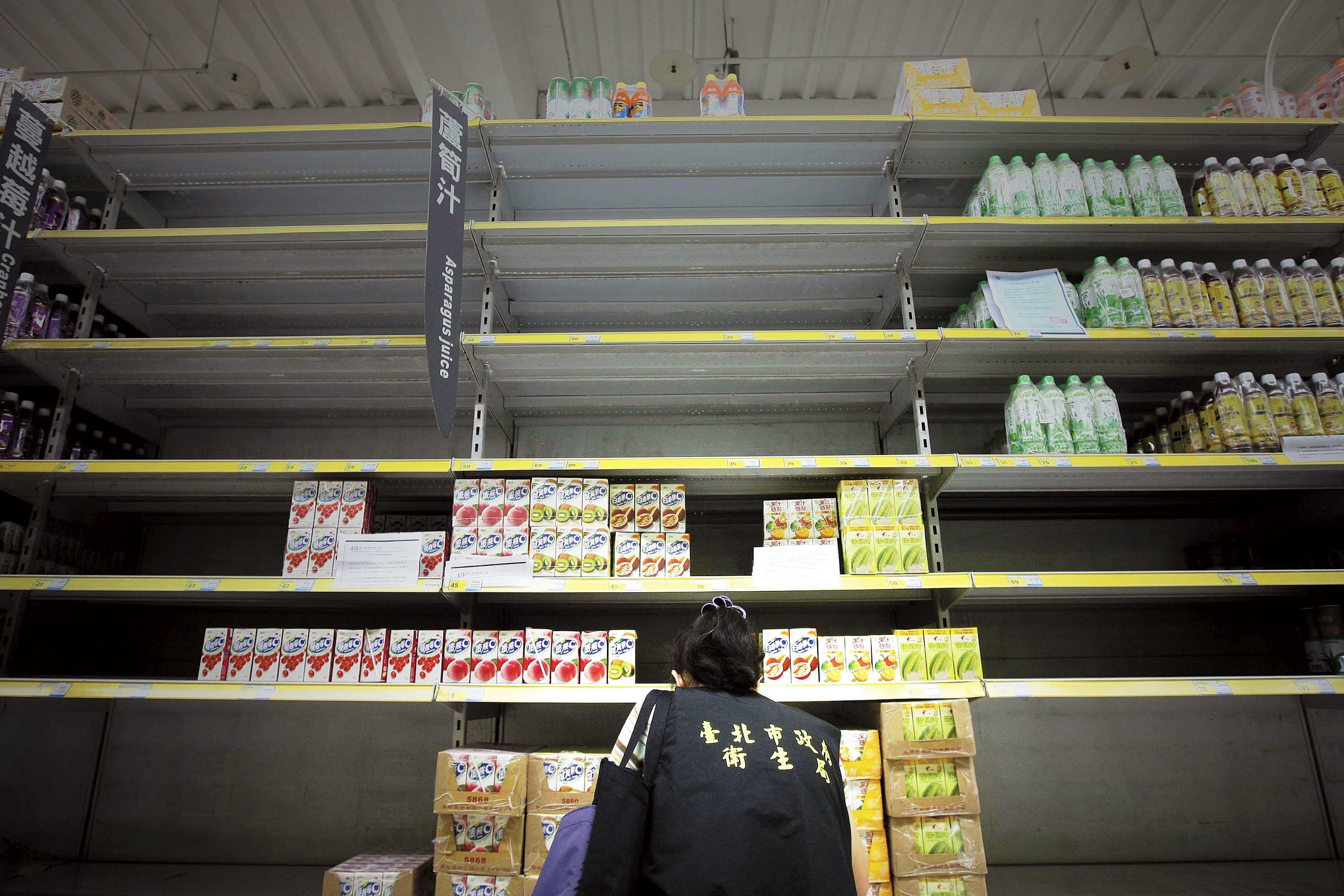 2011年塑化劑風暴震撼全台，無數商品中標下架，量販店貨架空空如也。（中央社）