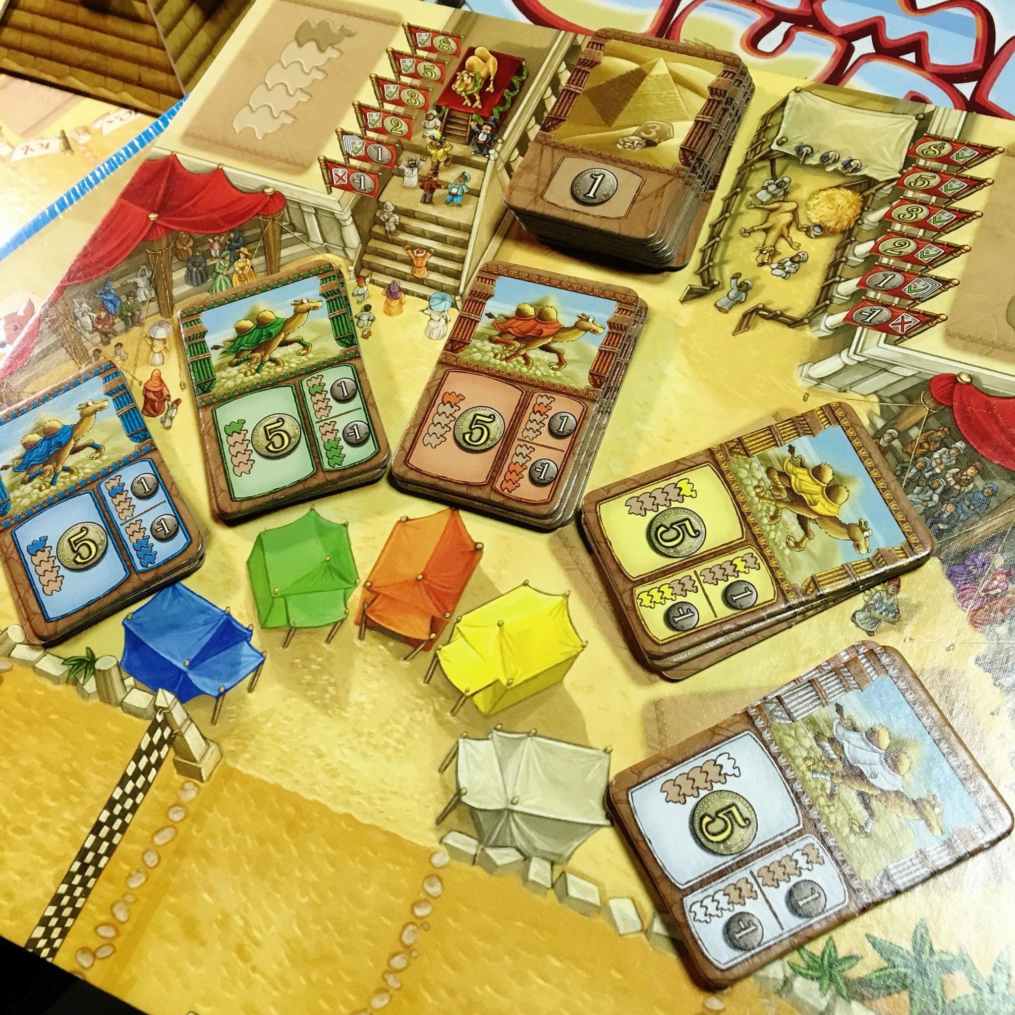 圖A：遊戲準備就緒，上方那一疊為「金字塔板塊」。