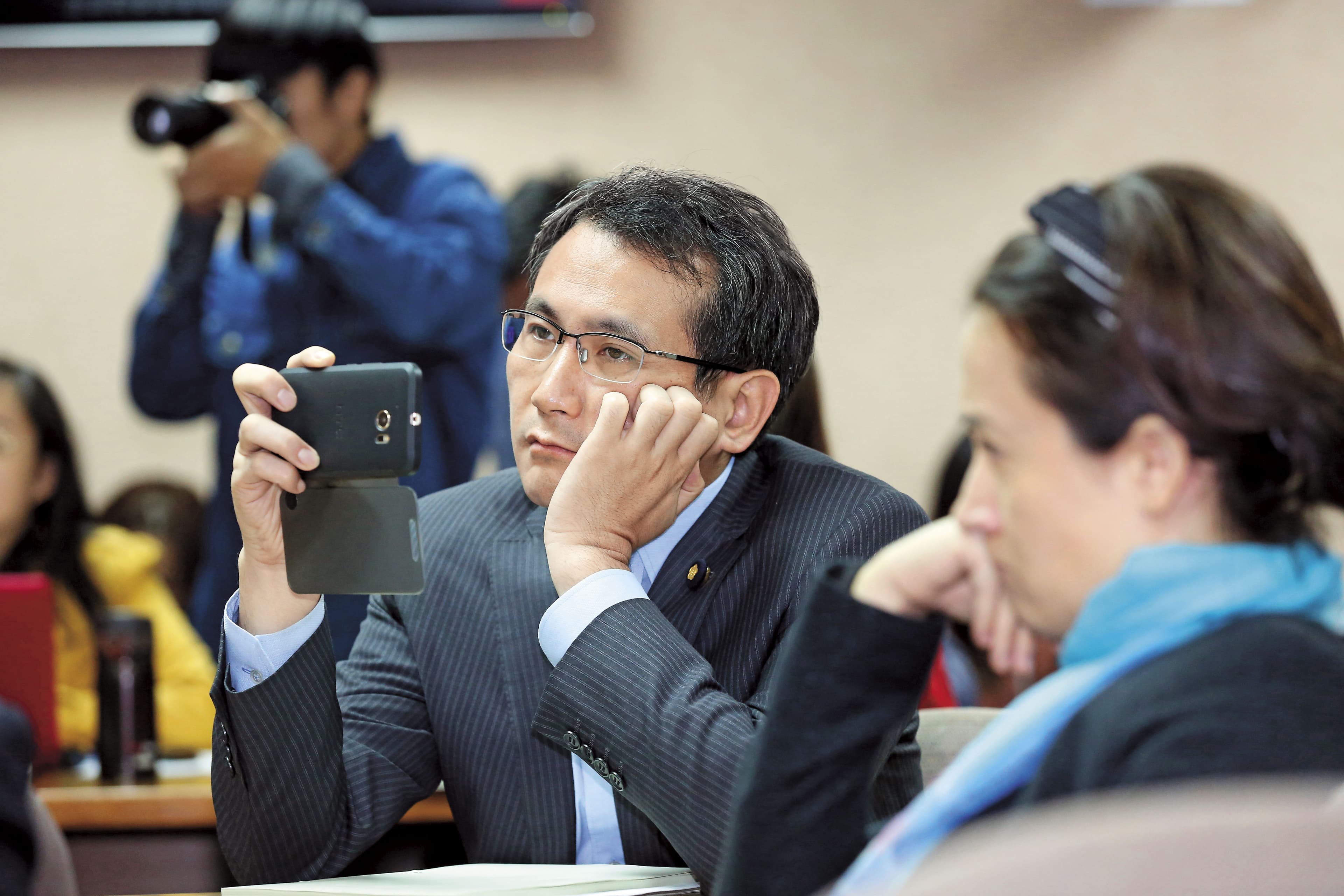 民進黨立委鄭運鵬認為，海基會董事長田弘茂應迴避任用親戚。