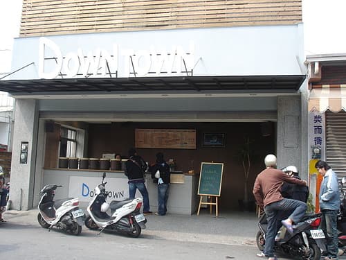 Vicky創業開設的飲料店，曾是中部當地知店，創業時期最高月入20萬元。但現在Vicky已經把飲料店收起來，專心朝投資理財之路發展。