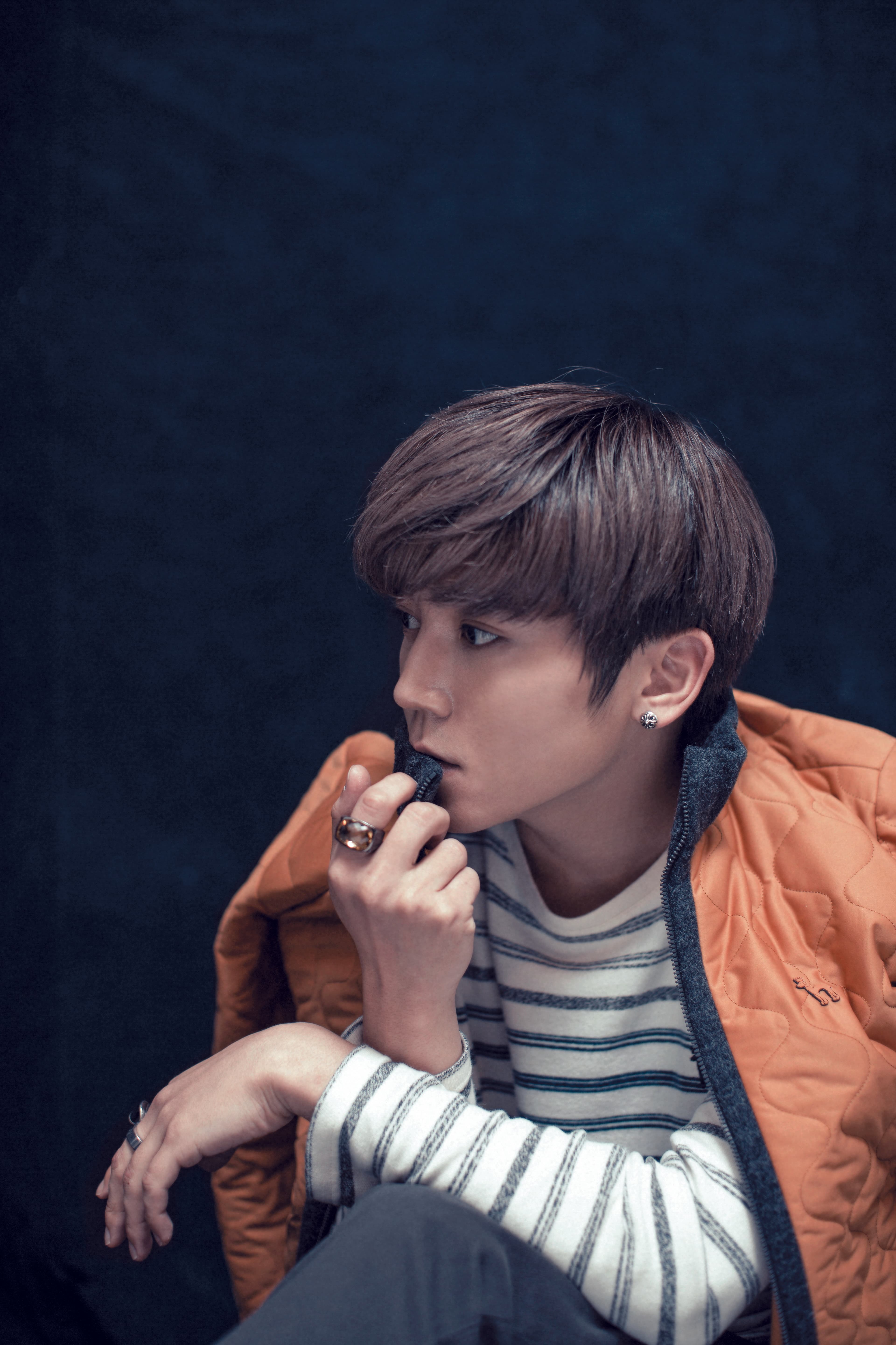 輕咬衣服看似稚氣，其實畢書盡一直照顧著韓國的媽媽與弟弟。弟弟小他七歲，畢書盡說得霸道，「他要入行我會反對。」