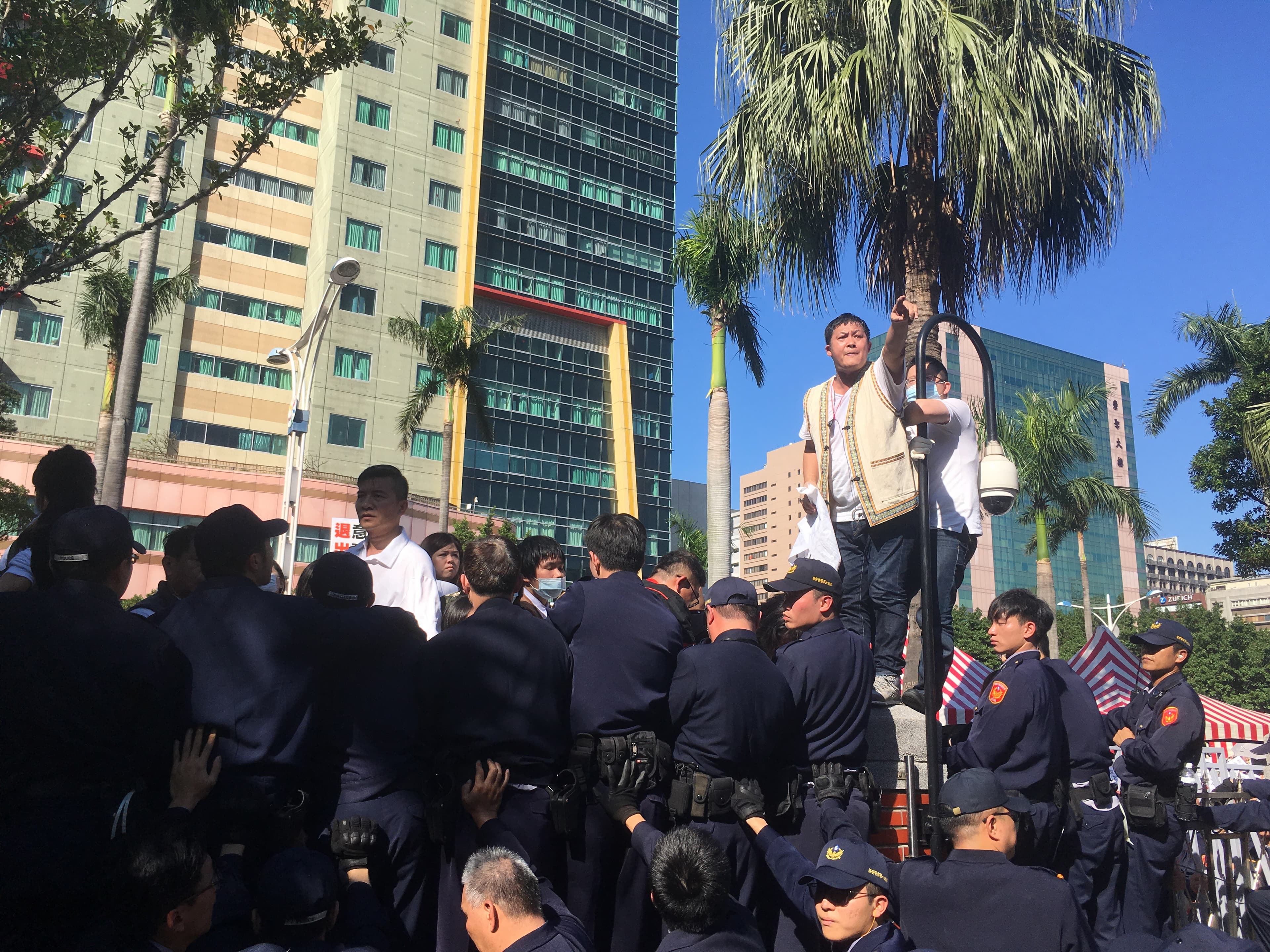 反同陣營在立院外不斷呼籲要求公投，部分民眾情緒激動，曾試圖衝進立法院，而與警力發生推擠。