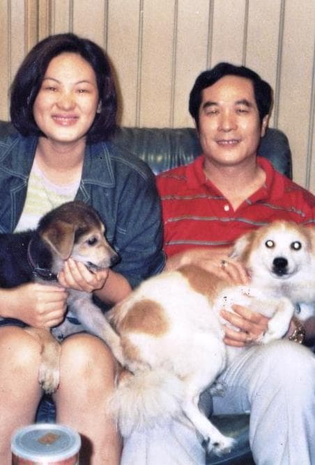父親（右）幫陳秀蓮（左）付學費、支持她做社運，為她撐出做自己的空間。（陳秀蓮提供）