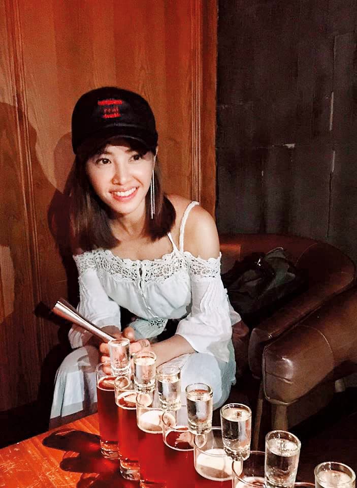 蔡依林慶生趴到酒吧續攤，男友錦榮卻缺席，當時就有現場賓客感覺「怪怪的」。（翻攝自蔡依林臉書）