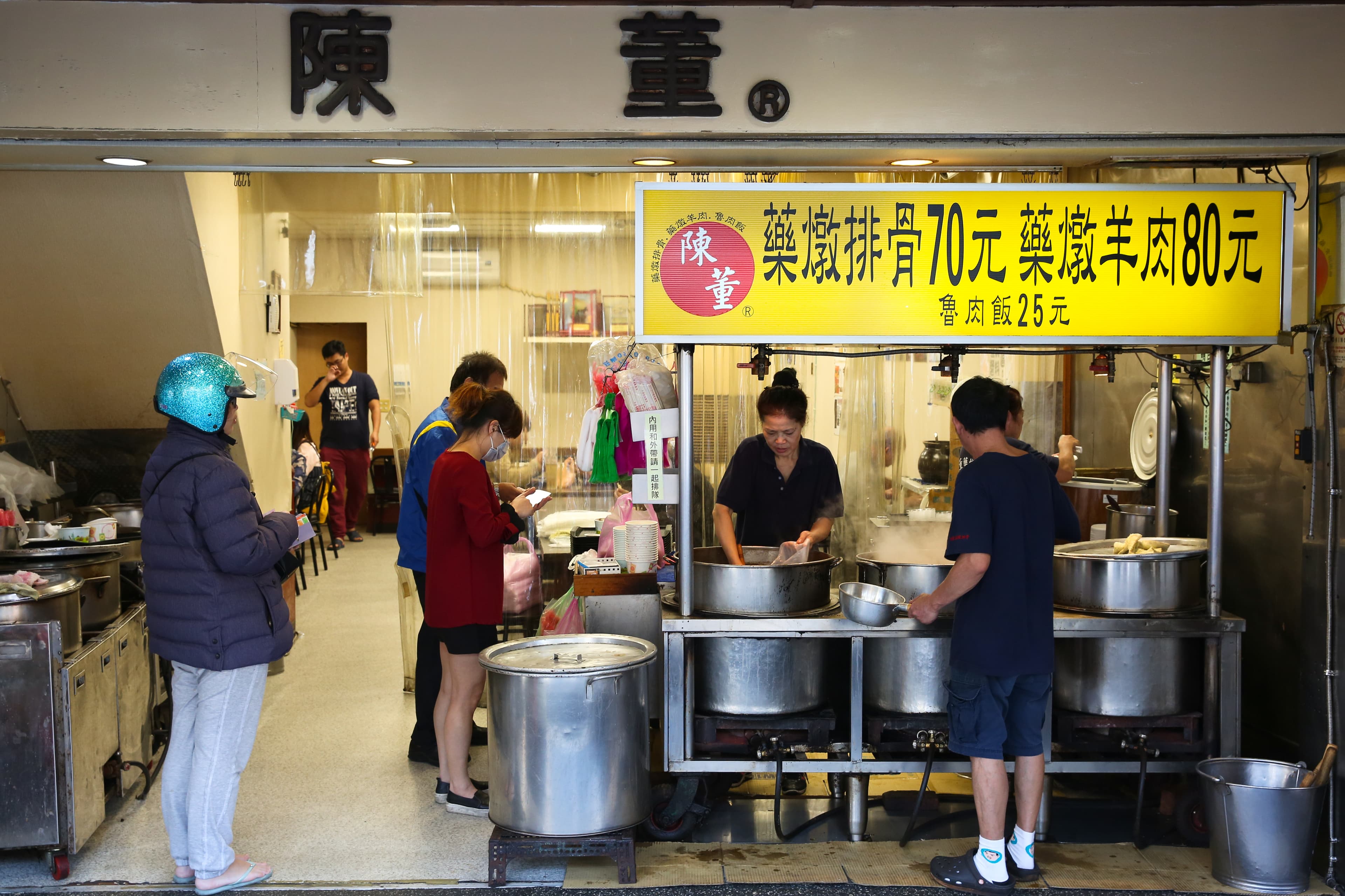 陳董藥燉排骨為饒河夜市知名老店（圖為八德店）。