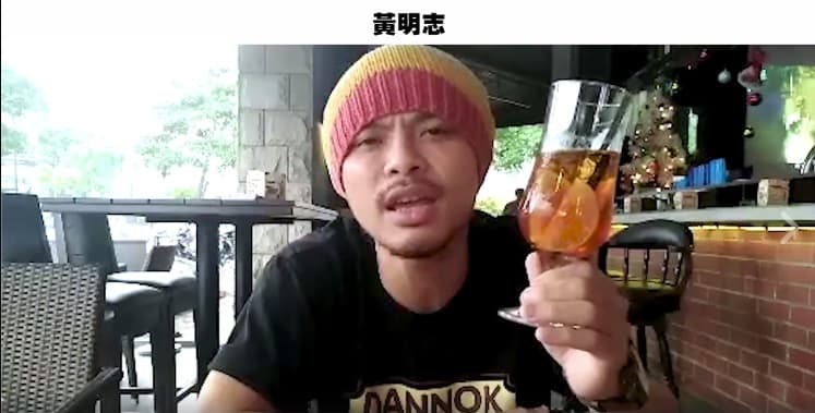 黃明志為胖虎、老田助陣合唱，邊唱邊喝雞尾酒，很有個人風格。（圖：翻攝自臉書）