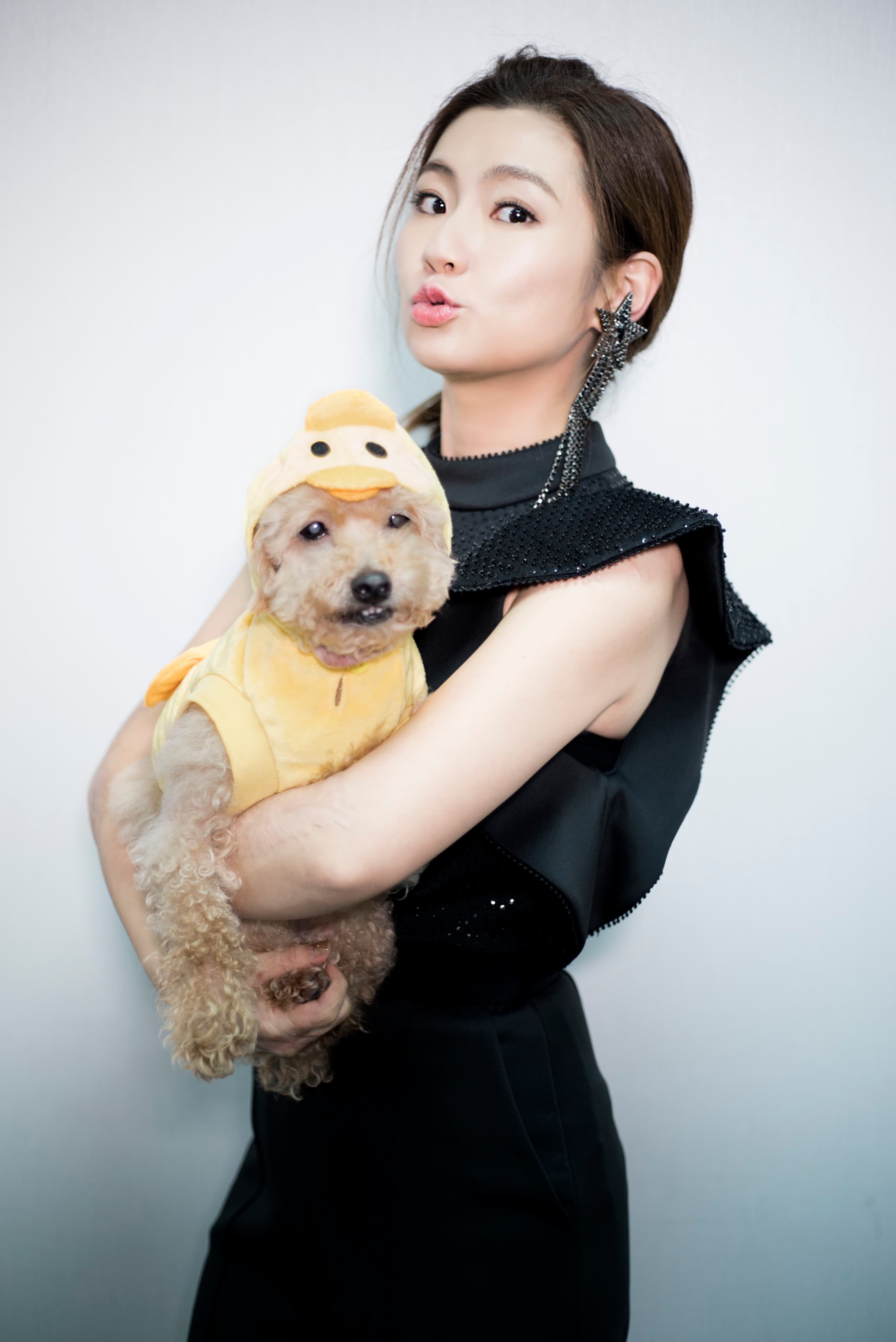Selina將愛犬Pinky穿上雞裝，一起陪觀眾迎接2017新的一年。（華研國際提供）