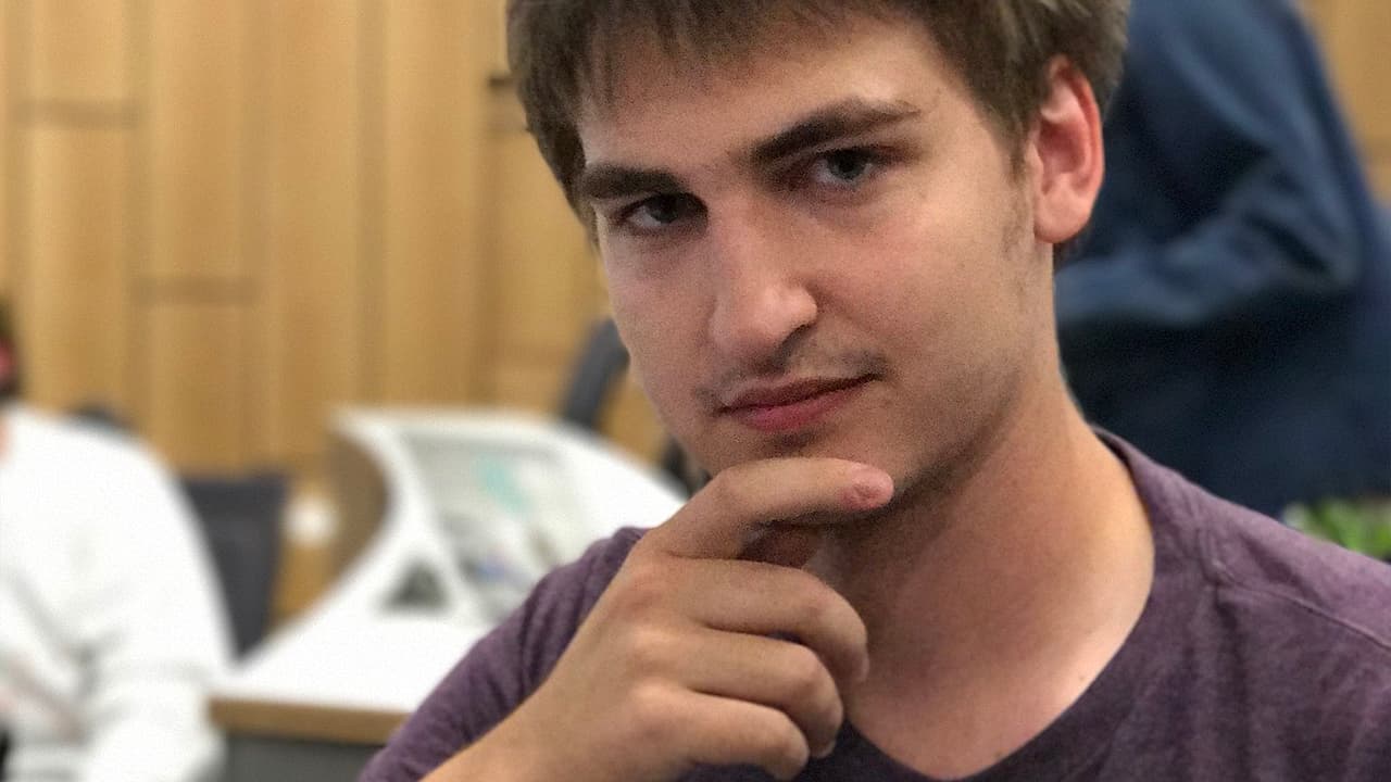 才華洋溢、年僅 22 歲的模擬器作者萊利．特斯塔。（圖片來源：作者推特社群帳號）