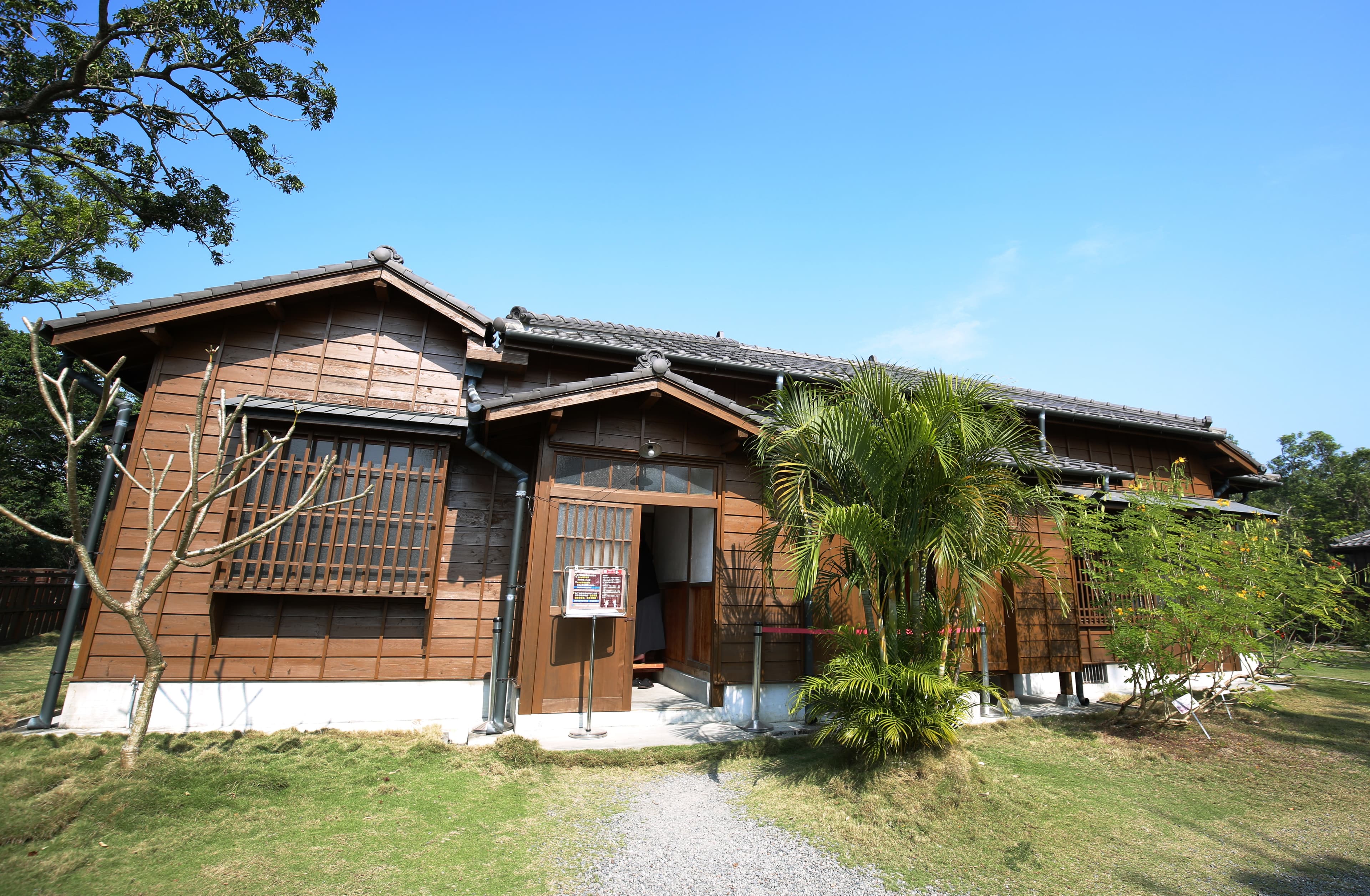 烏山頭水庫裡的「八田與一紀念園區」復原當時的日式建築。