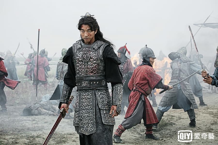 孔劉在《鬼怪》中飾演戰功彪炳卻寃死的將軍金侁，故事橫跨古今近千年。（愛奇藝台灣站提供）