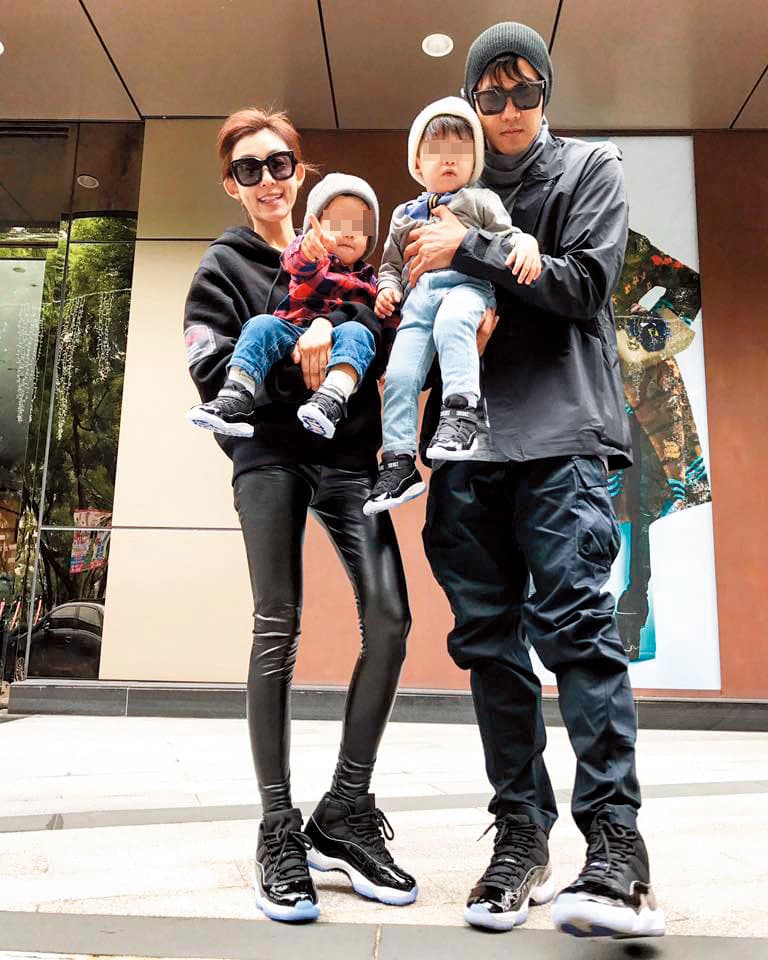 黑人與老婆范瑋琪的雙胞胎兒子飛飛、翔翔將滿2歲，夫妻倆從小孩出生就規劃買進儲蓄險，作為日後子女教育金。（翻攝自黑人陳建州臉書)