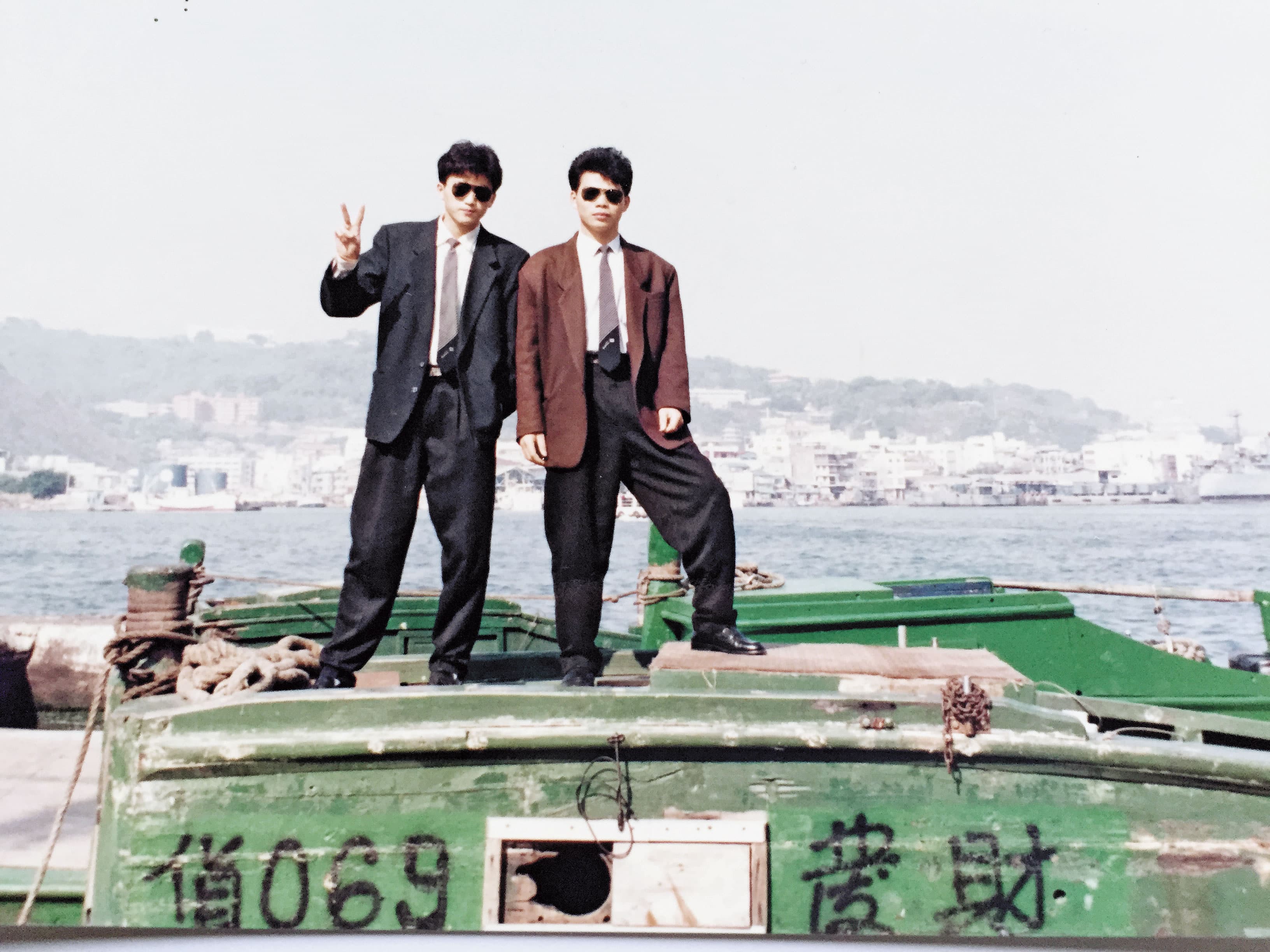 陳建慶（左）與李信忠（右）關係深厚，是同學也是創業夥伴，年輕時二人常玩在一起。（李信忠提供）